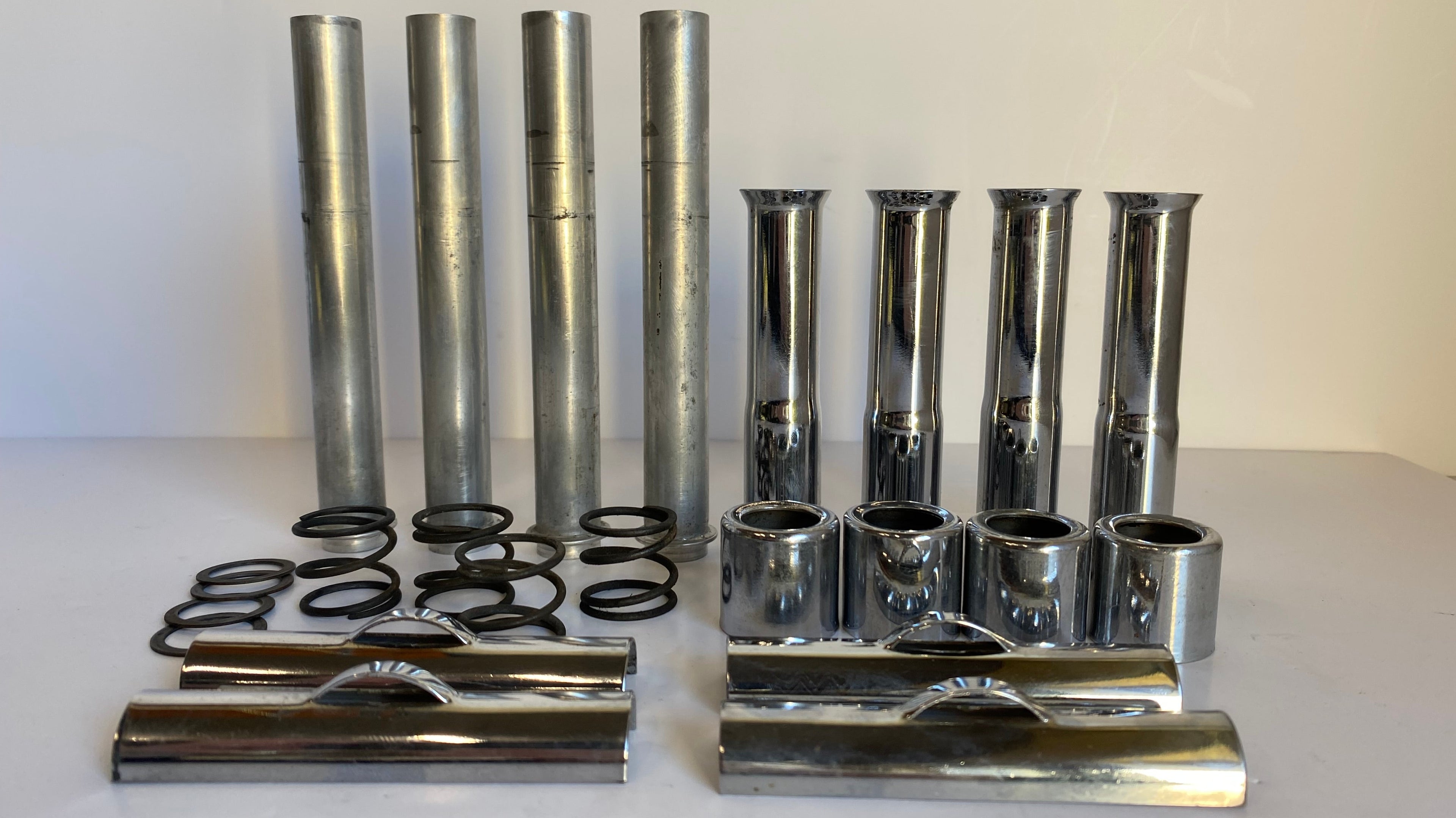 Jeu de 4 colonnettes Big Twin Harley Davidson REF 17938-83 & 17935-79B