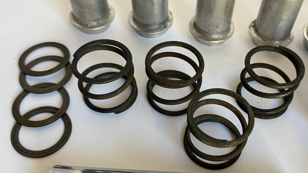 Jeu de 4 colonnettes Big Twin Harley Davidson REF 17938-83 & 17935-79B