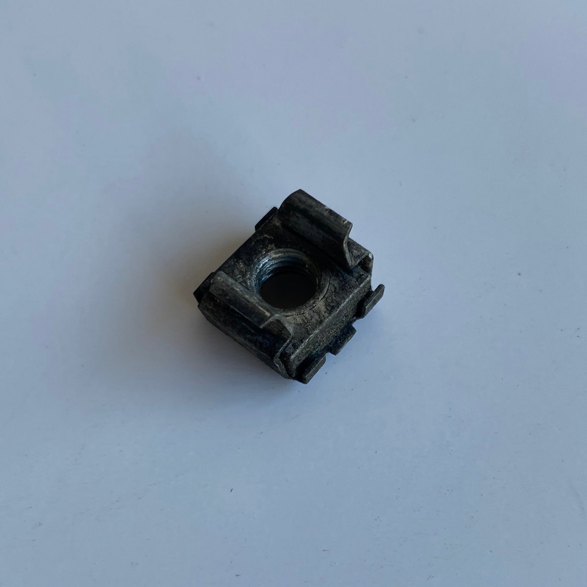 Ecrou carré clip 1/4-28" Harley Davidson REF OEM 7490