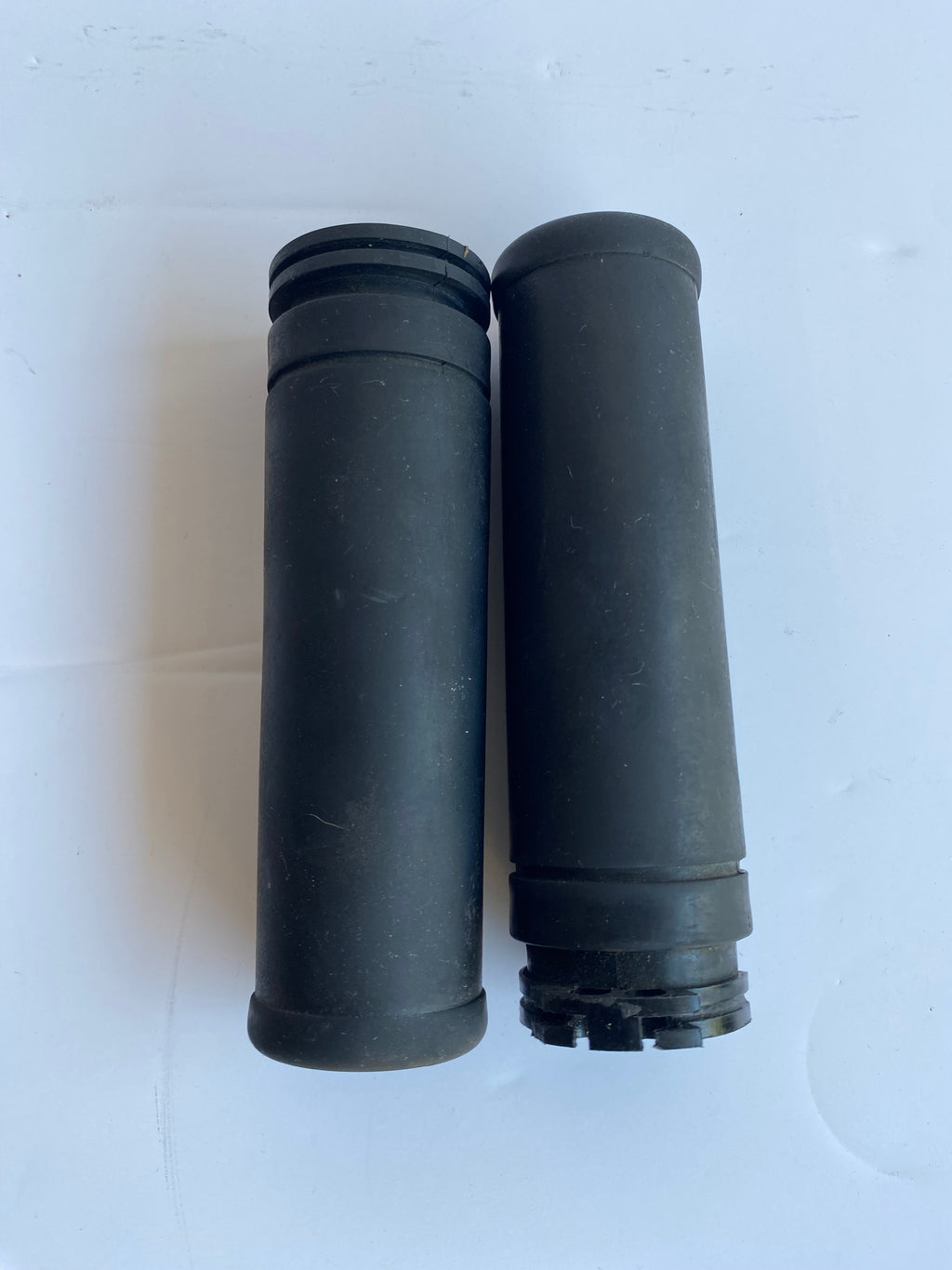 Jeu de poignées origine Harley Davidson REF OEM 56206-96 & 56220-94A