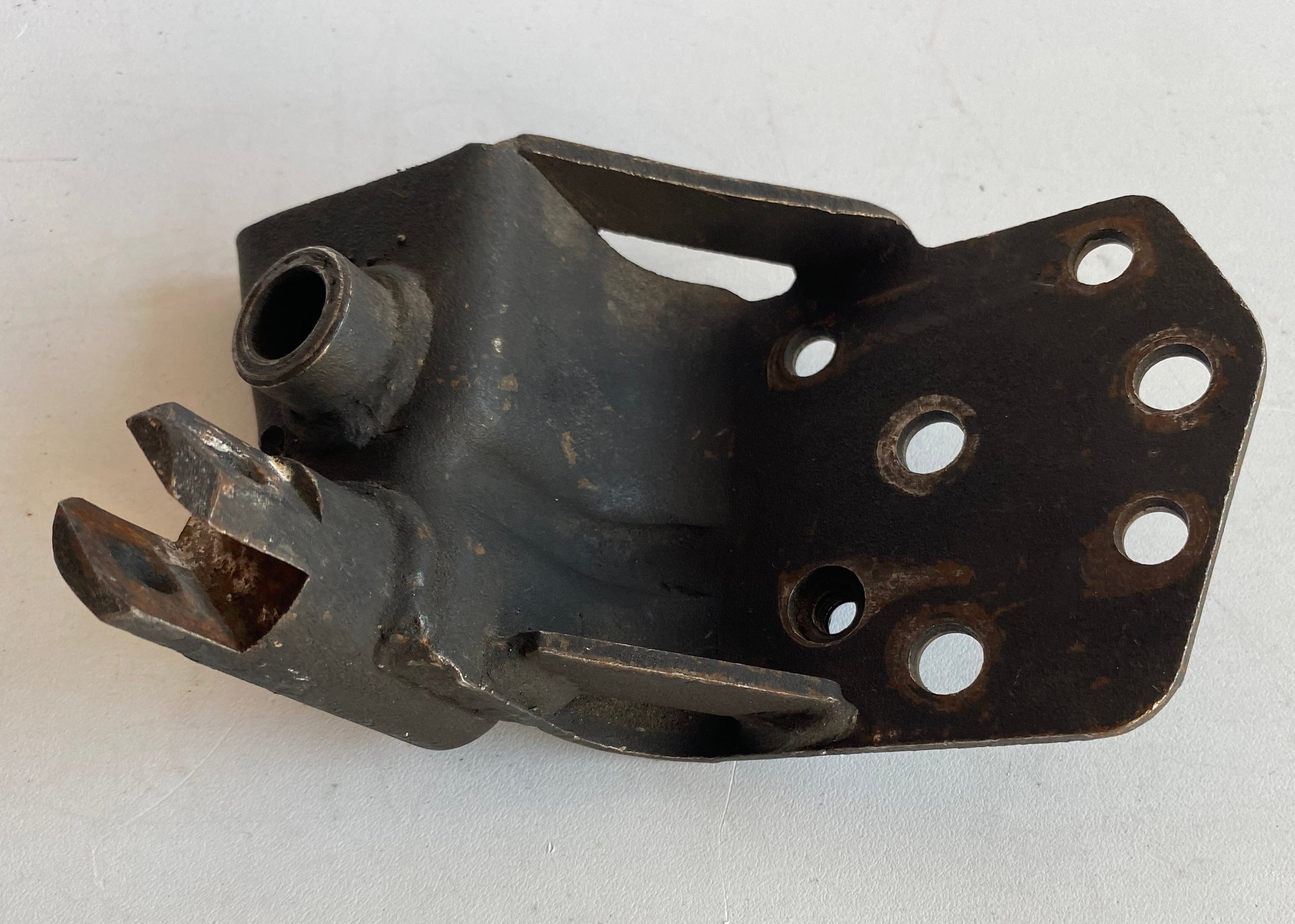 Support commandes avancées gauche Softail Harley Davidson REF 33683-90A