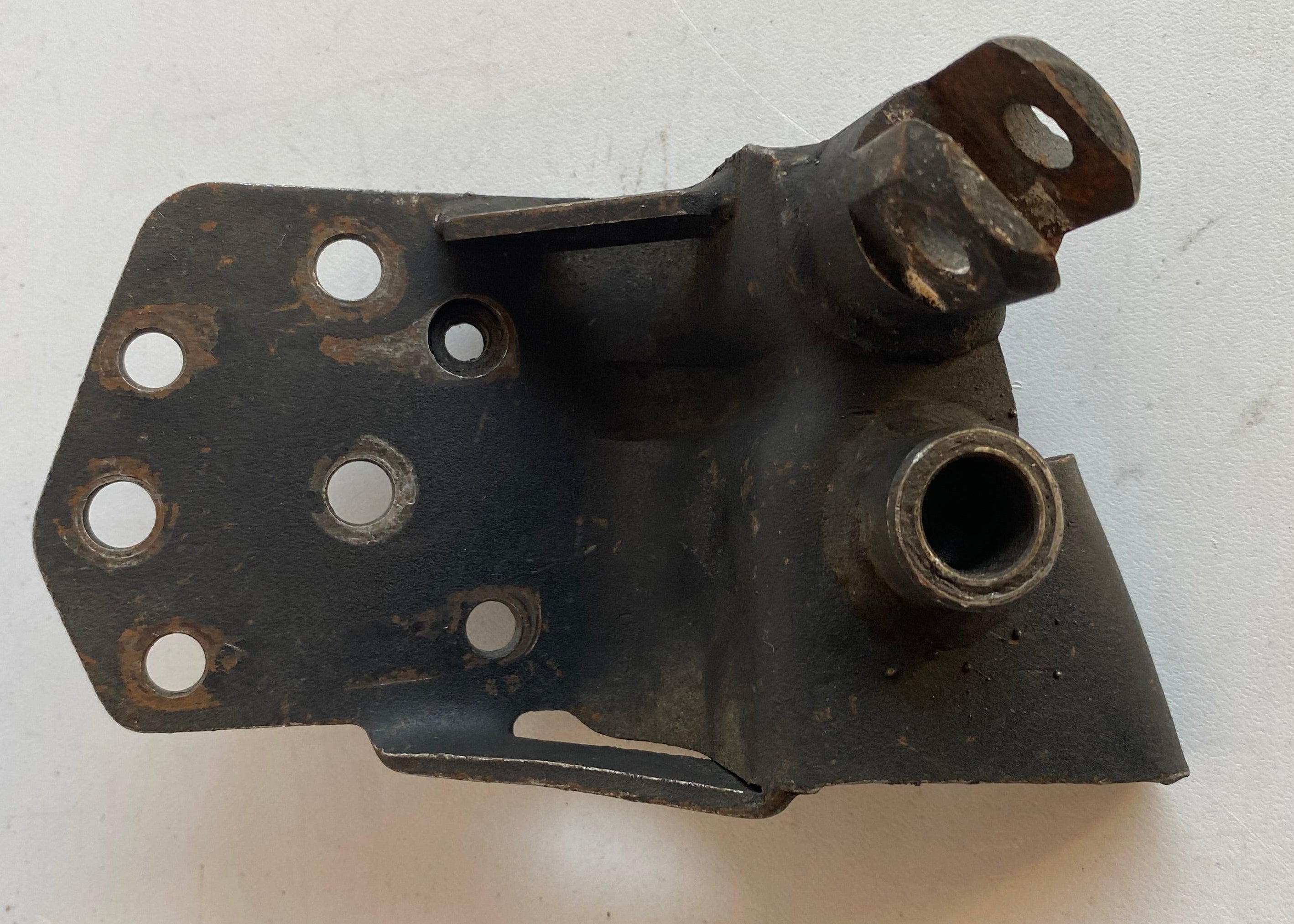 Support commandes avancées gauche Softail Harley Davidson REF 33683-90A