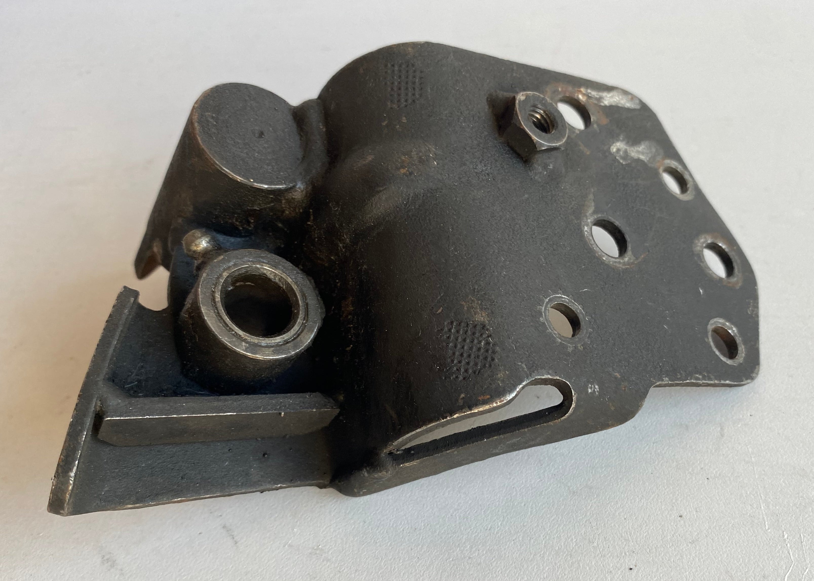 Support commandes avancées gauche Softail Harley Davidson REF 33683-90A