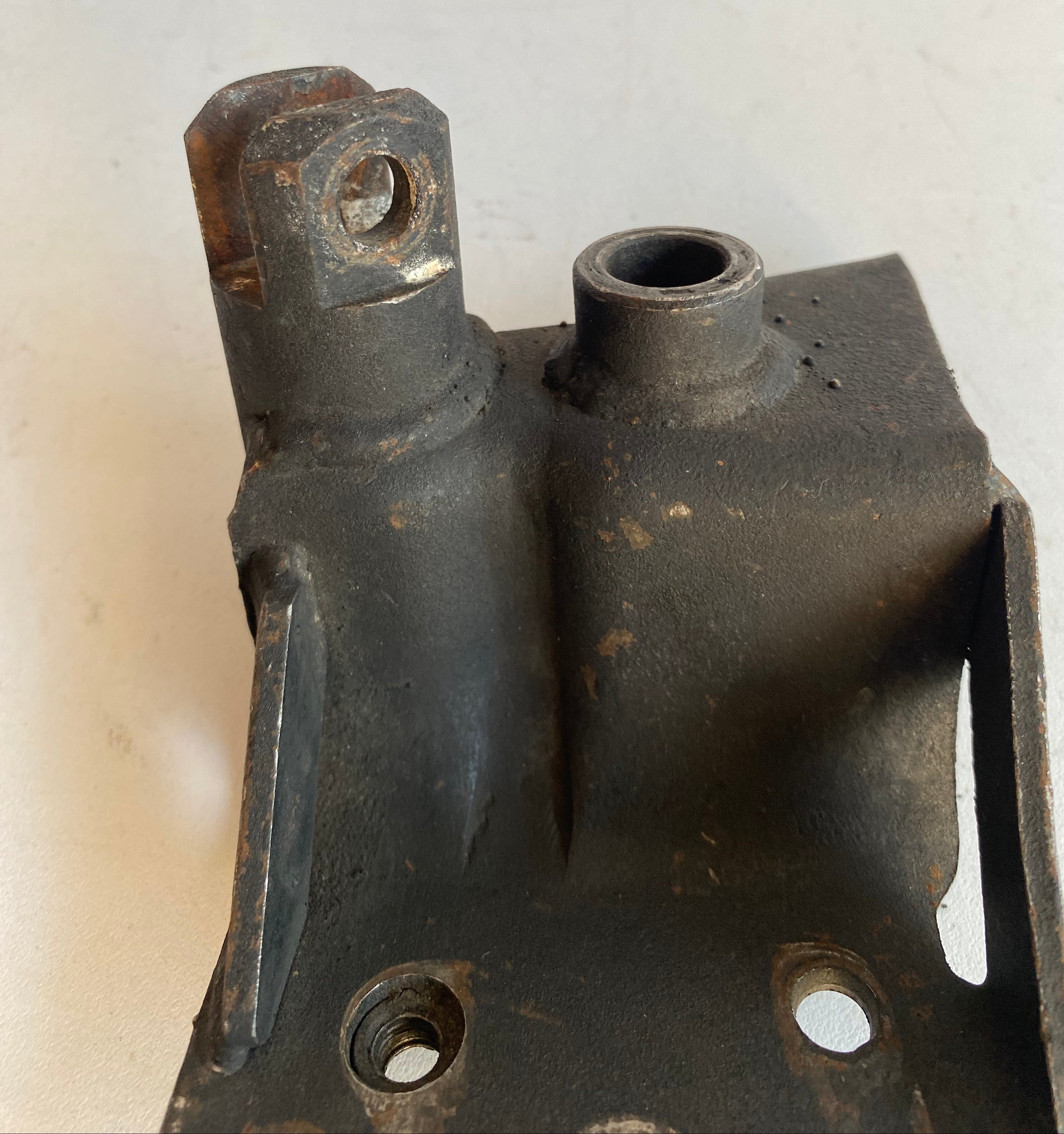 Support commandes avancées gauche Softail Harley Davidson REF 33683-90A