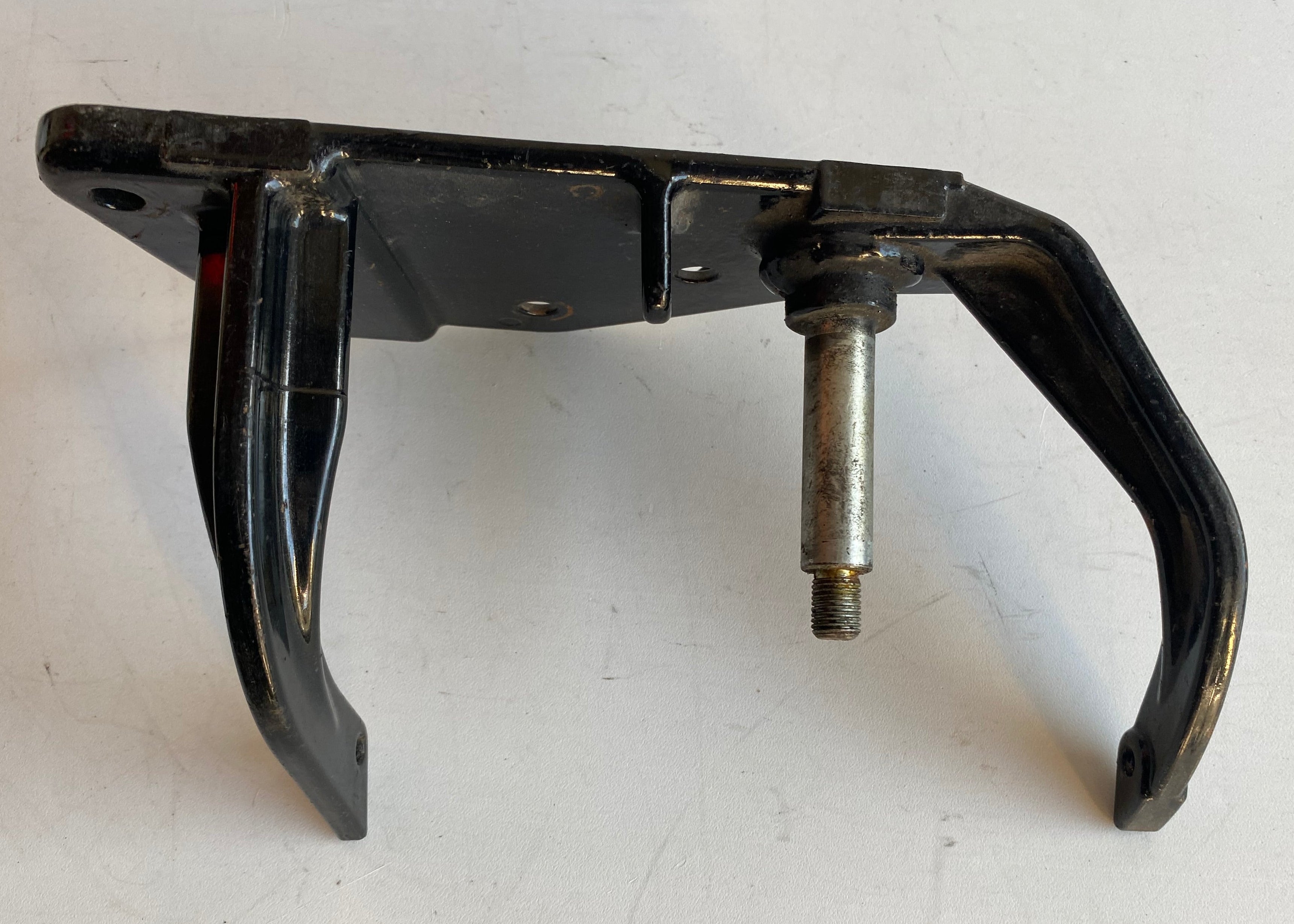 Support marche pied droit Softail Harley Davidson REF OEM 42431-87A