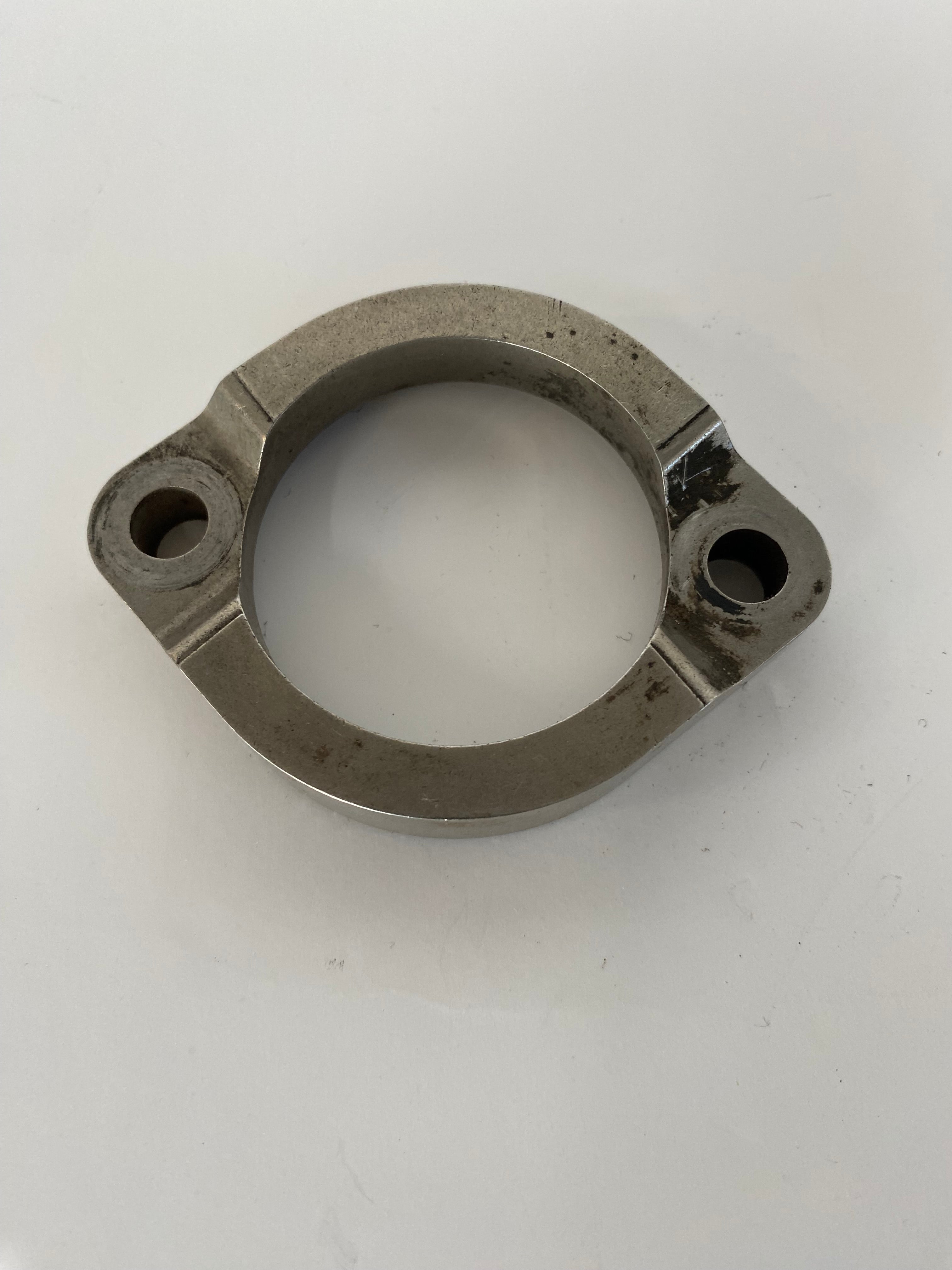 Bride d'échappement Thick style Harley Davidson REF OEM 65328-83A