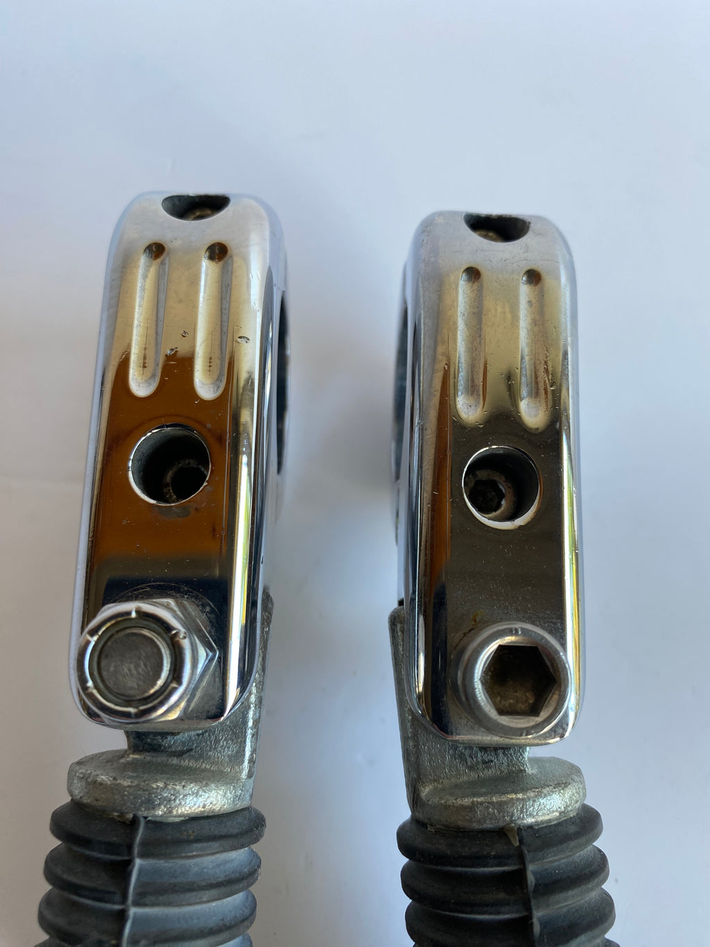 Jeu de cales pieds autoroute Touring Harley Davidson REF 50957-02C