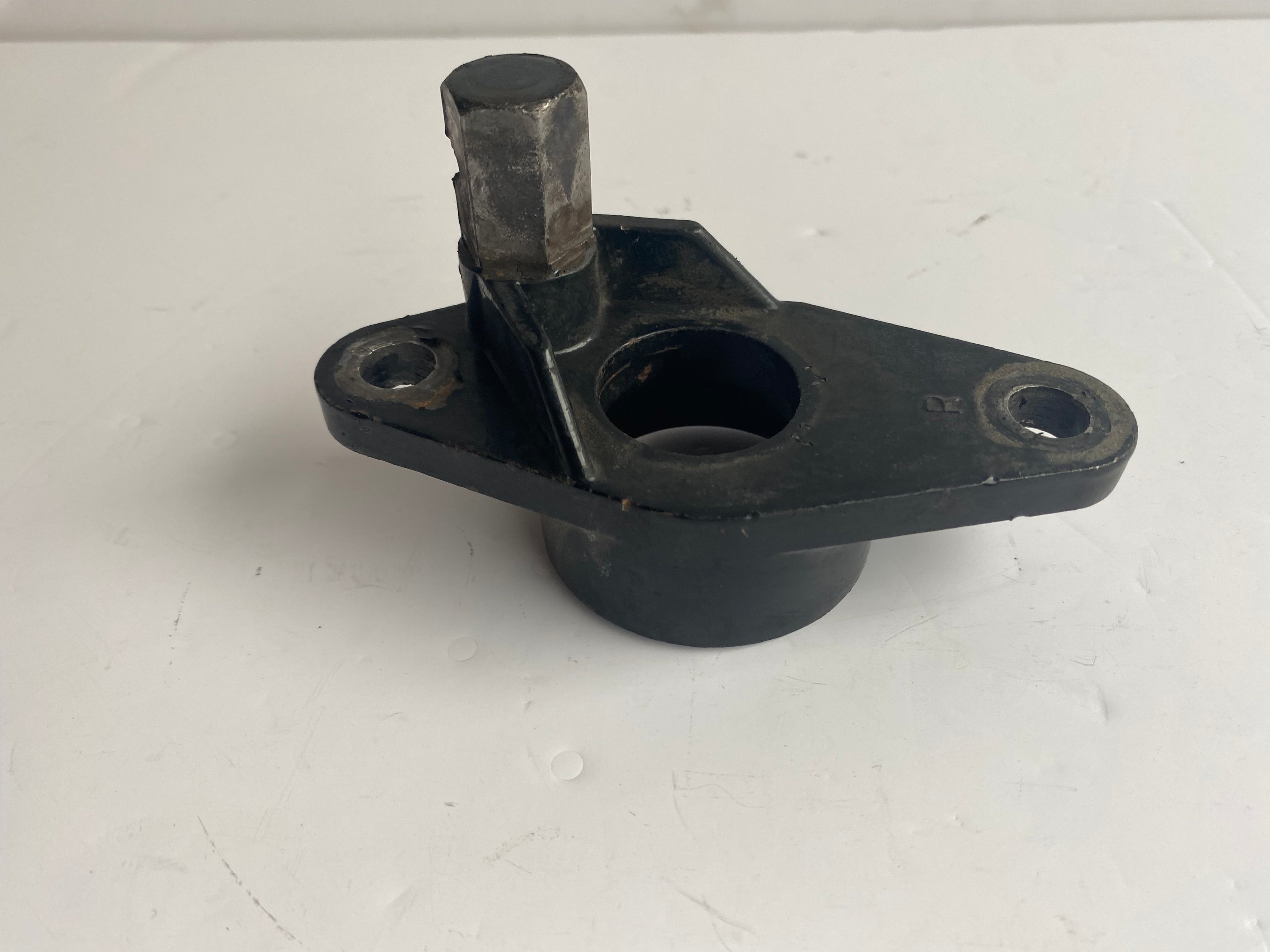 Support moteur arrière droit Touring Harley Davidson REF OEM 50584-87