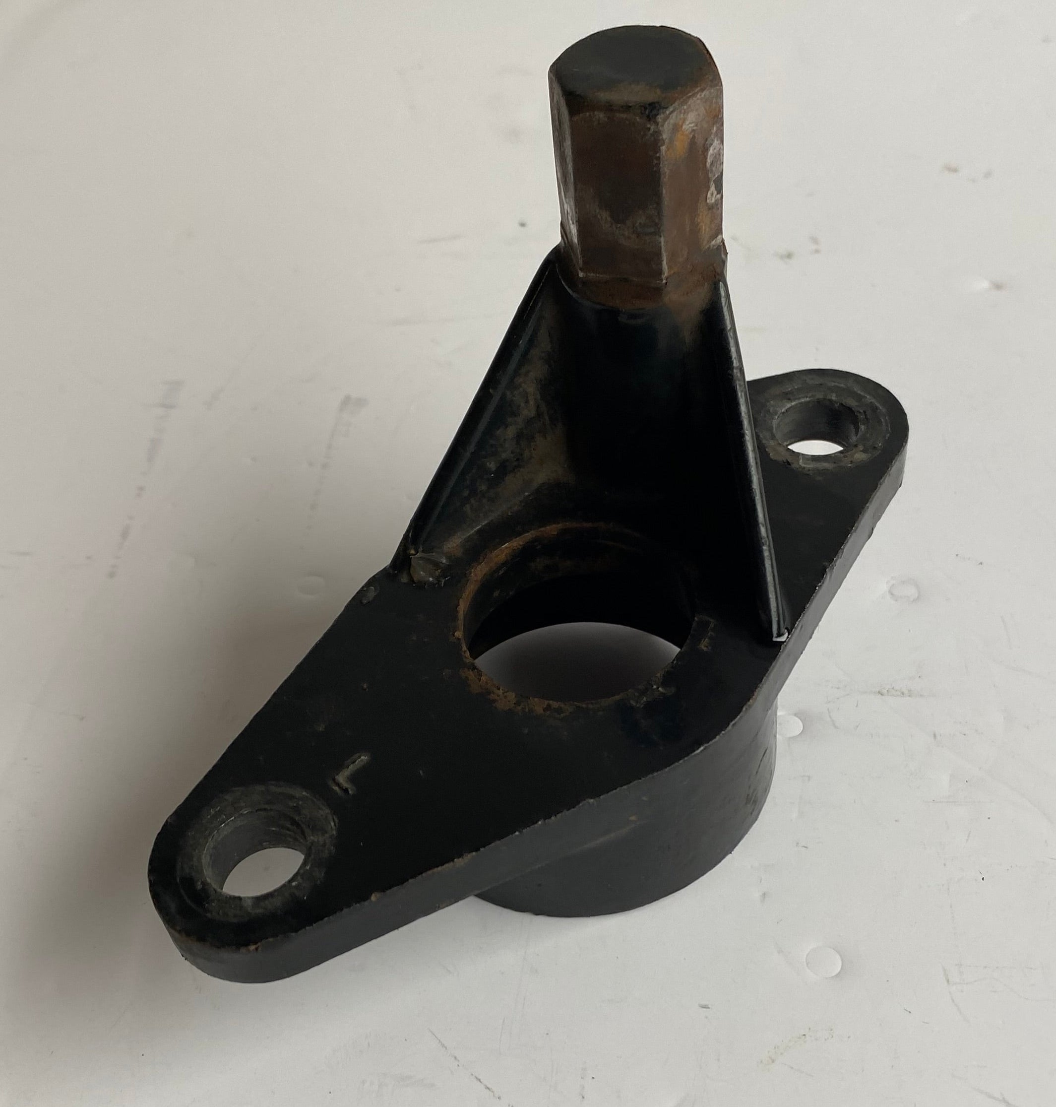 Support moteur arrière gauche Touring Harley Davidson REF OEM 50585-87