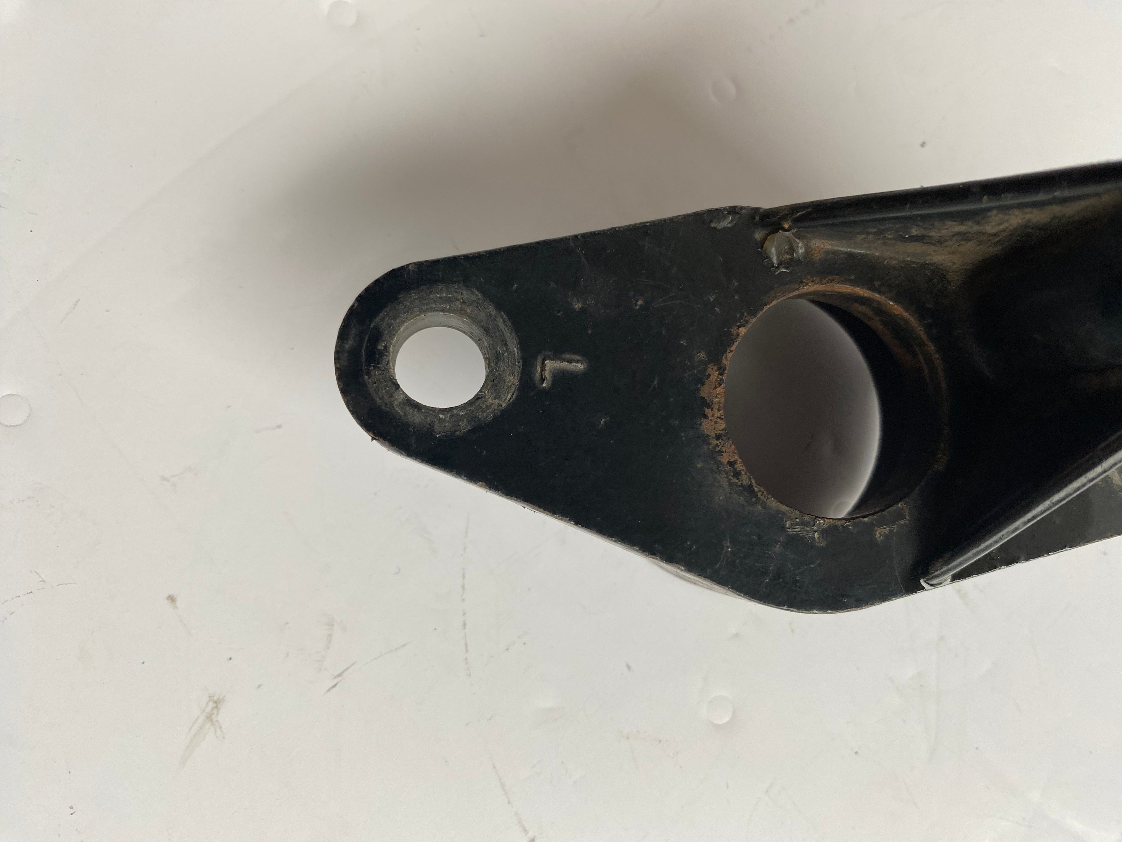 Support moteur arrière gauche Touring Harley Davidson REF OEM 50585-87