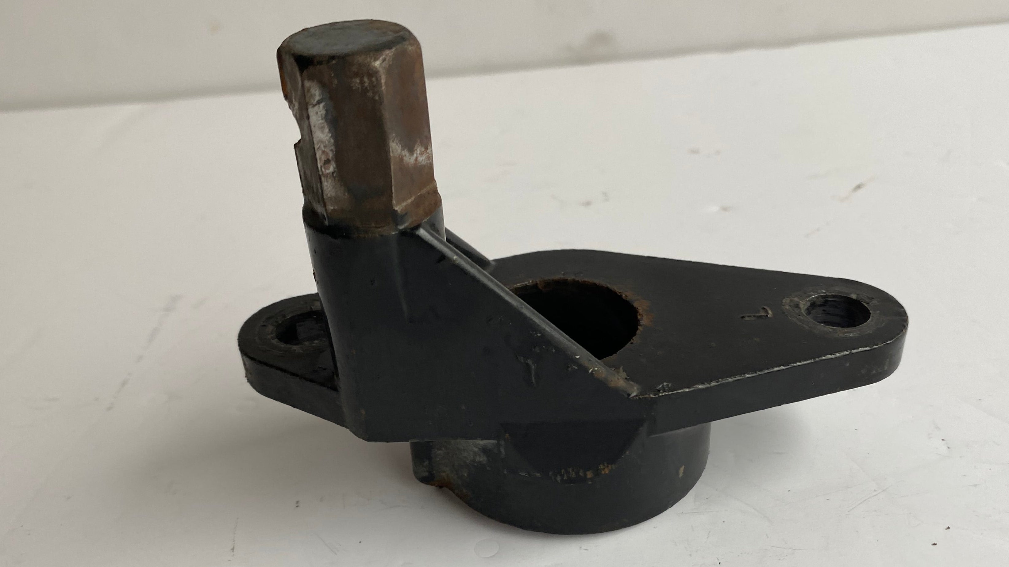 Support moteur arrière gauche Touring Harley Davidson REF OEM 50585-87