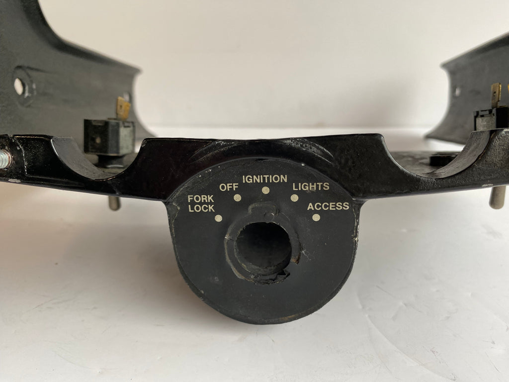 Support tableau de bord FLHS Harley Davidson REF OEM 67795-85A