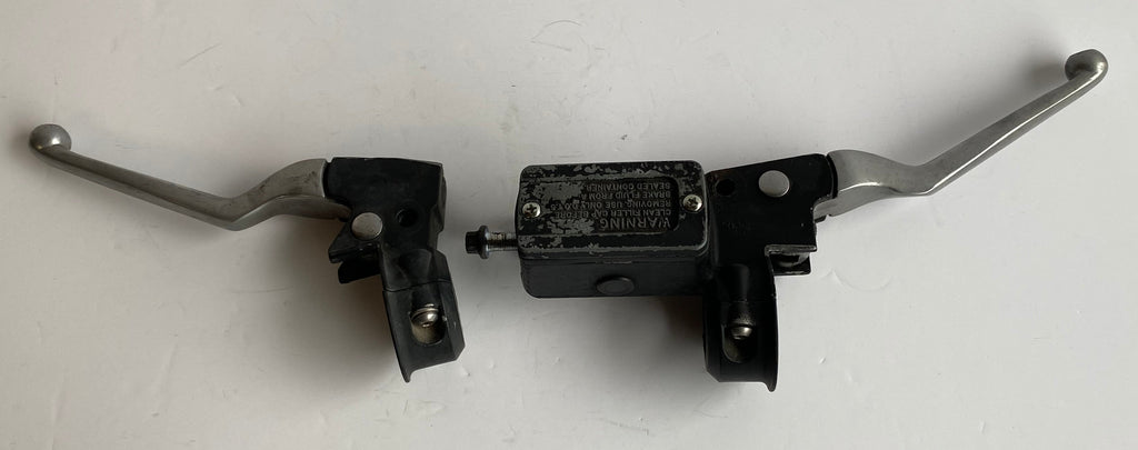 Jeu de manettes embrayage et  maitre cylindre frein Harley Davidson REF 38608-82B & 45013-85C
