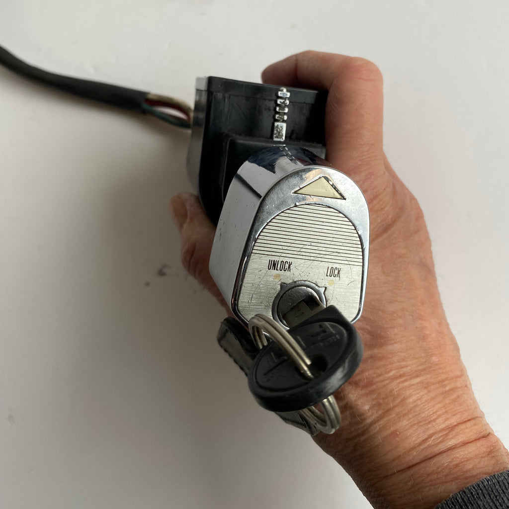 Contacteur à clé complet Touring Harley Davidson REF OEM 71549-82A