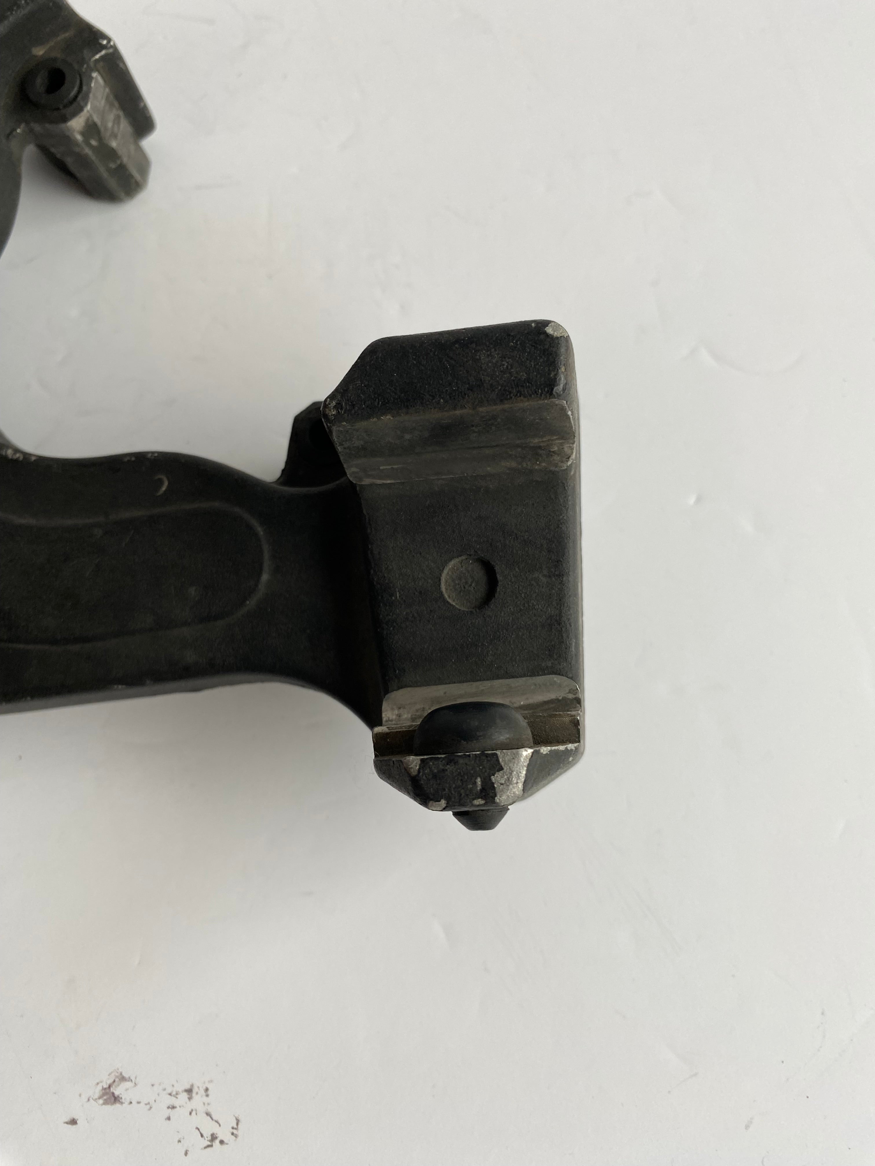 Support étrier de frein arrière FXR Harley Davidson REF OEM 44205-87