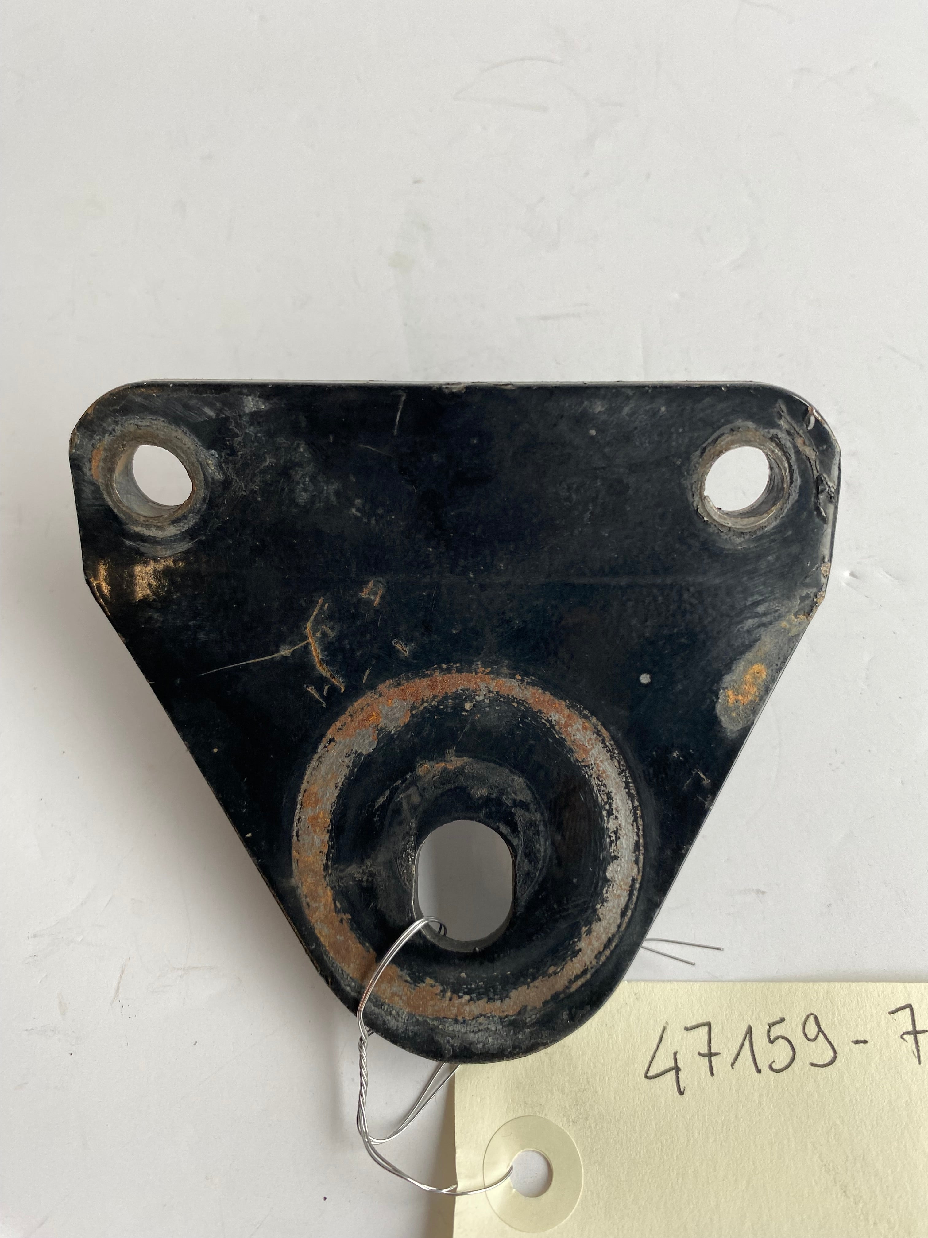 Support moteur inférieur avant Harley Davidson REF OEM 47159-79A