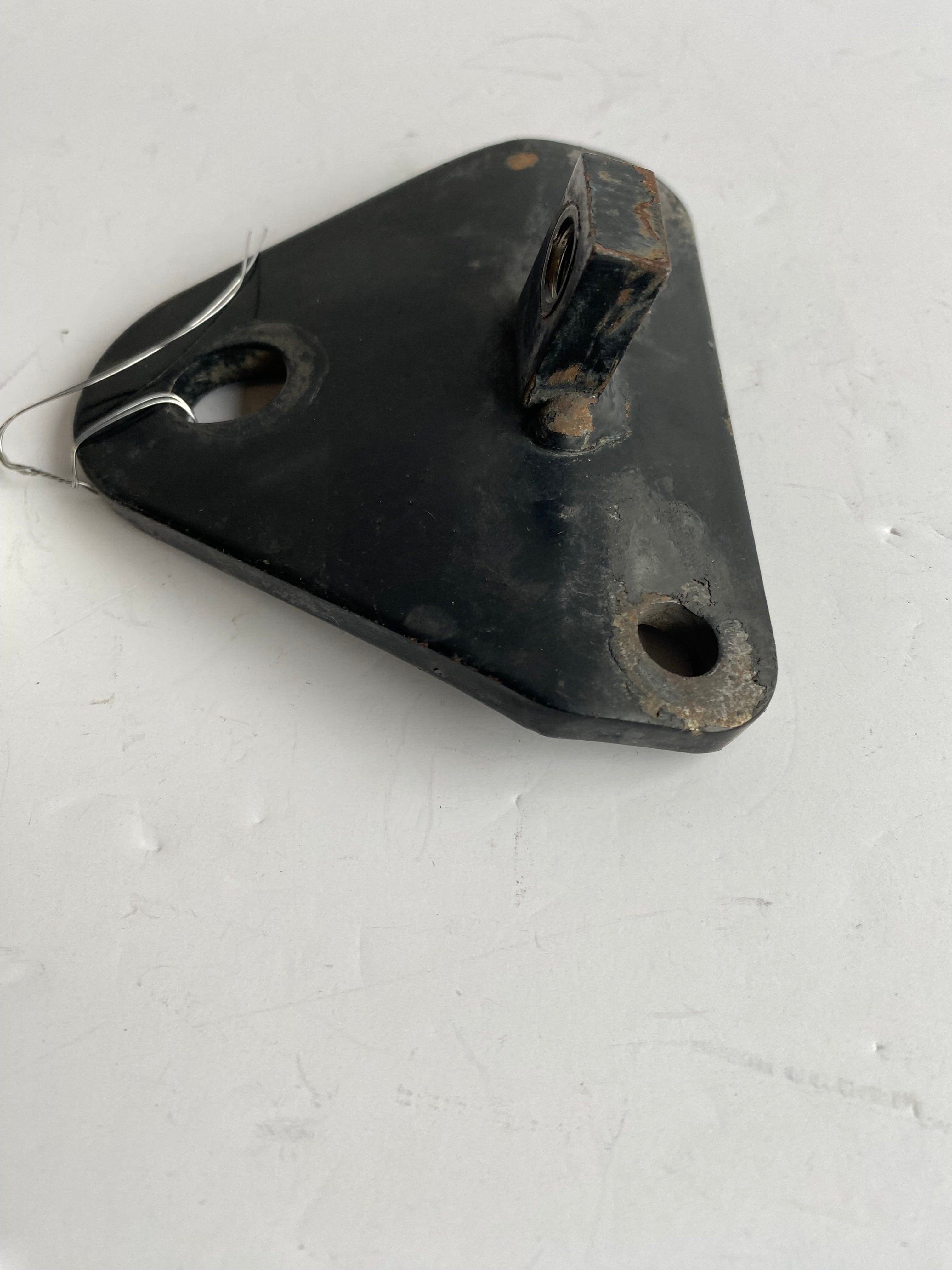 Support moteur inférieur avant Harley Davidson REF OEM 47159-79A