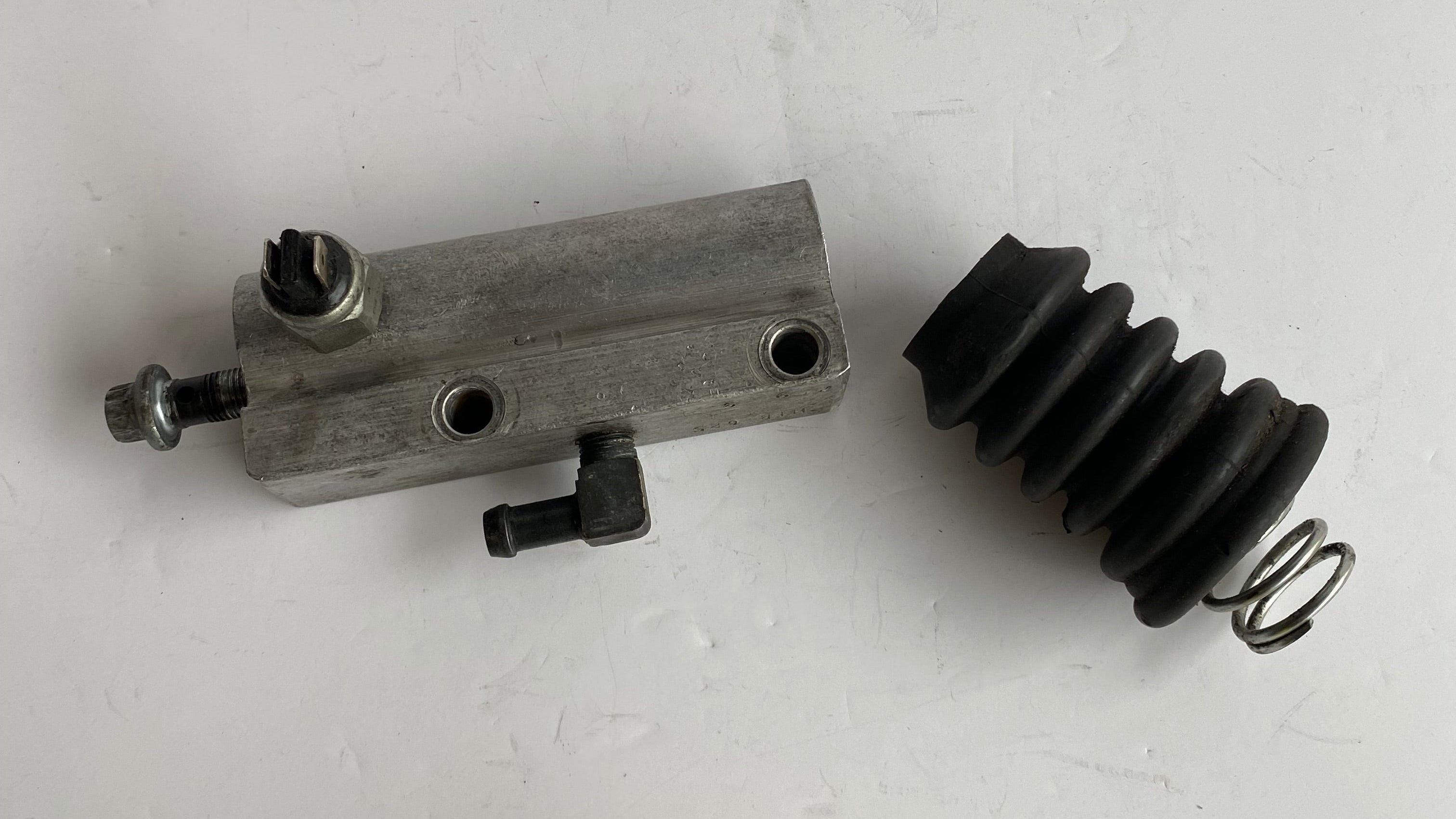 Maitre cylindre de frein arrière Touring Harley Davidson REF OEM 41755-86