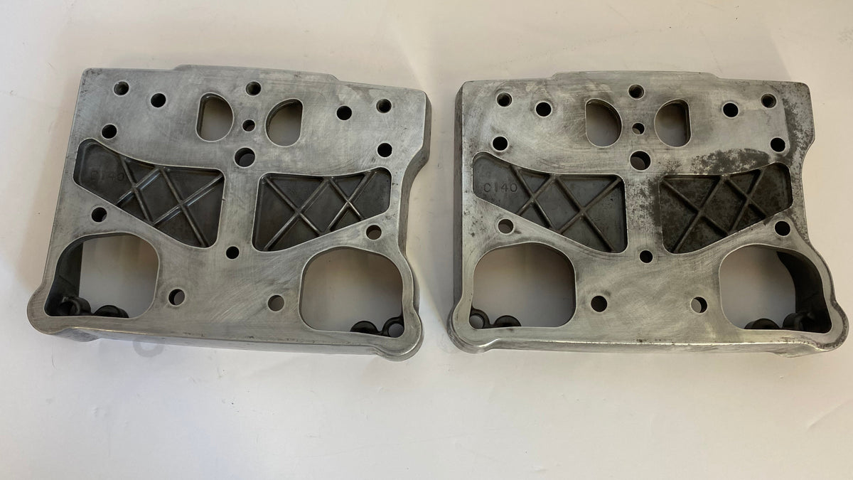 Jeu de 2 caches culbuteurs inférieurs Twin Cam Harley Davidson REF OEM 17574-99A