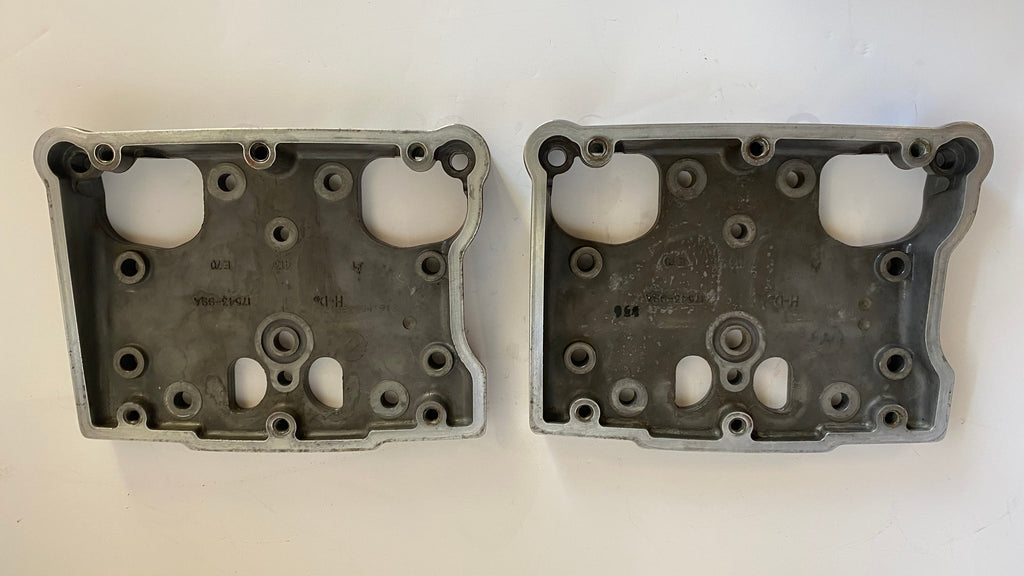 Jeu de 2 caches culbuteurs inférieurs Twin Cam Harley Davidson REF OEM 17574-99A