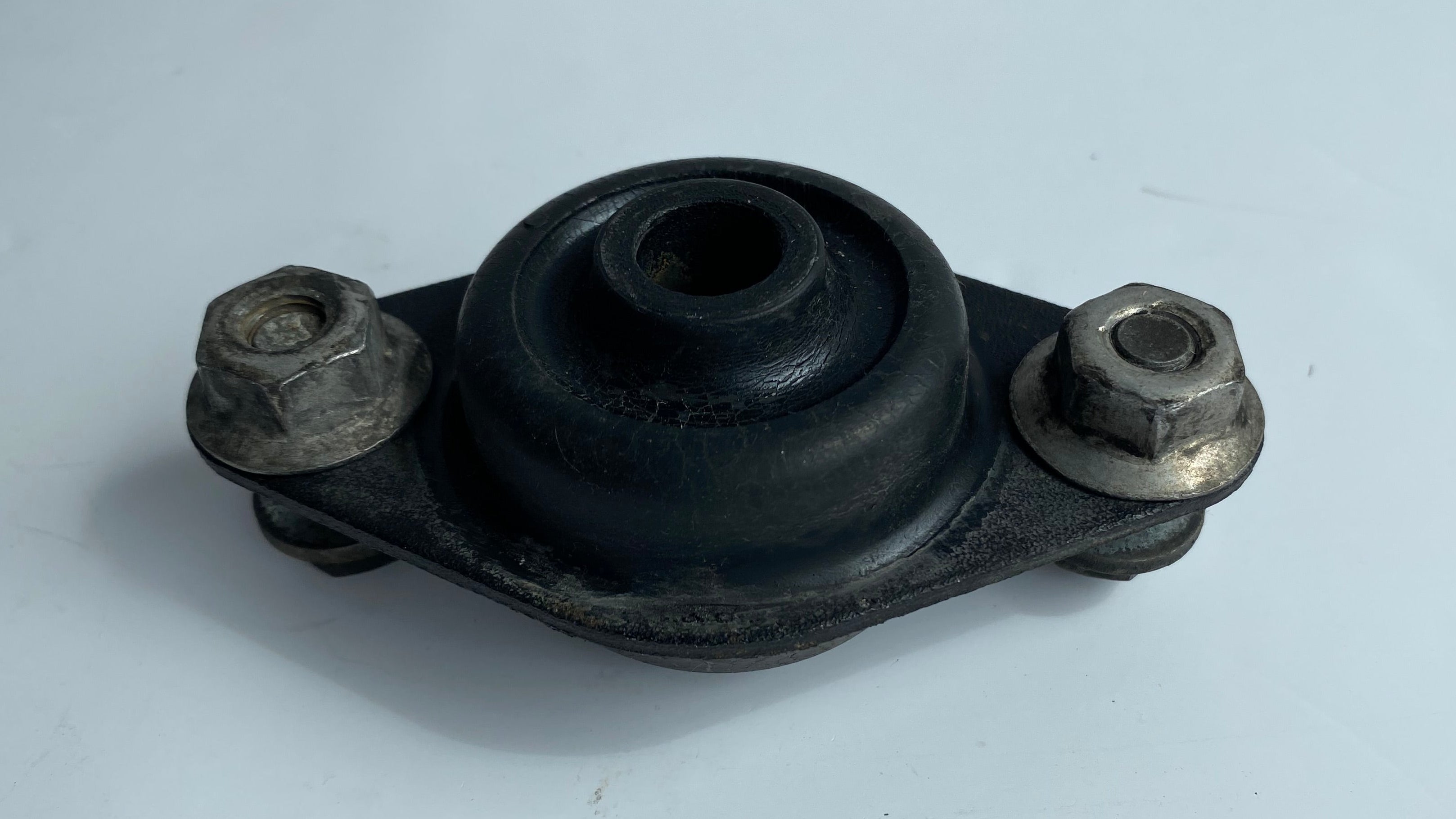 Silent bloc moteur avant inférieur Harley Davidson REF OEM 16207-79D