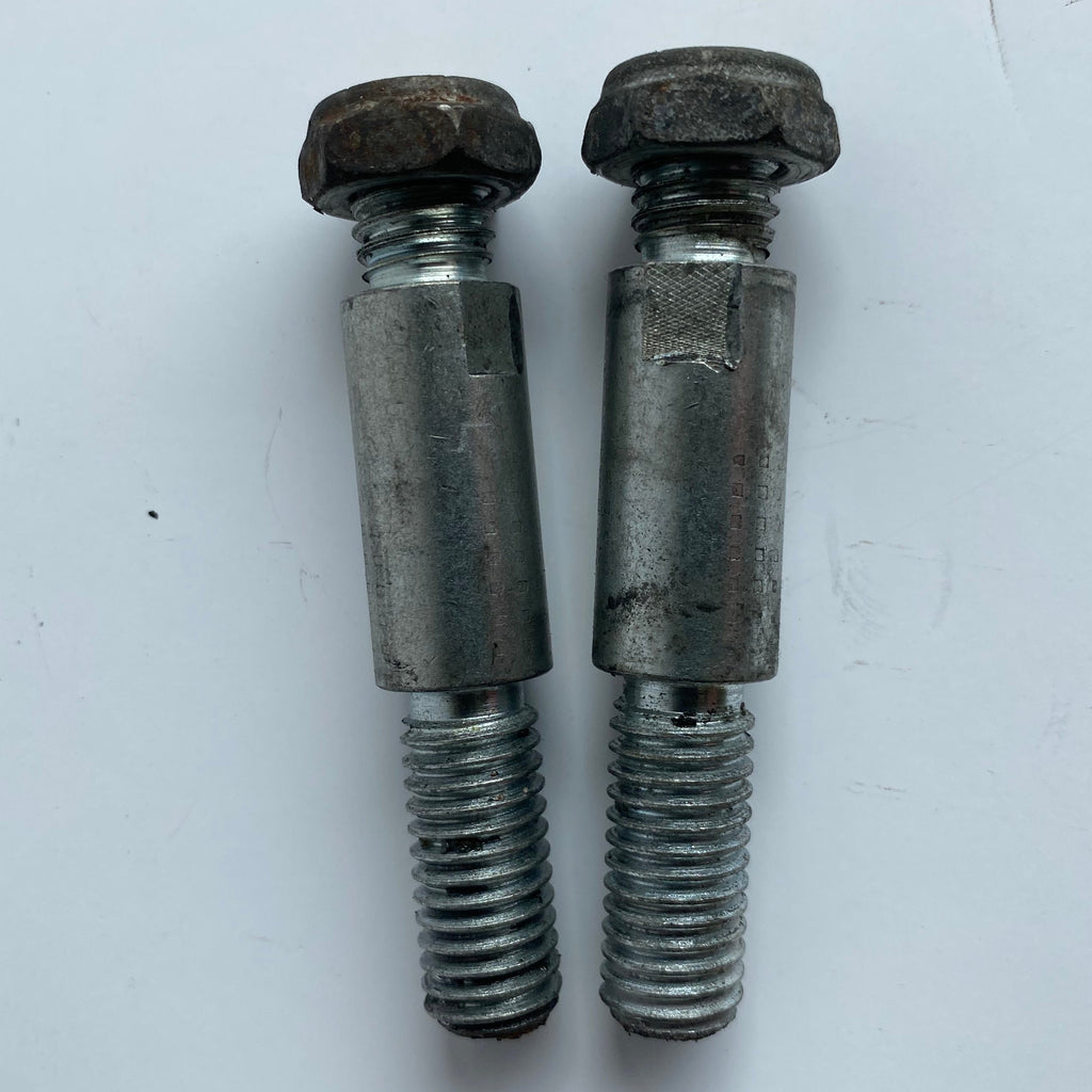 Jeu de 2 goujons risers Touring Harley Davidson REF OEM 56137-84A