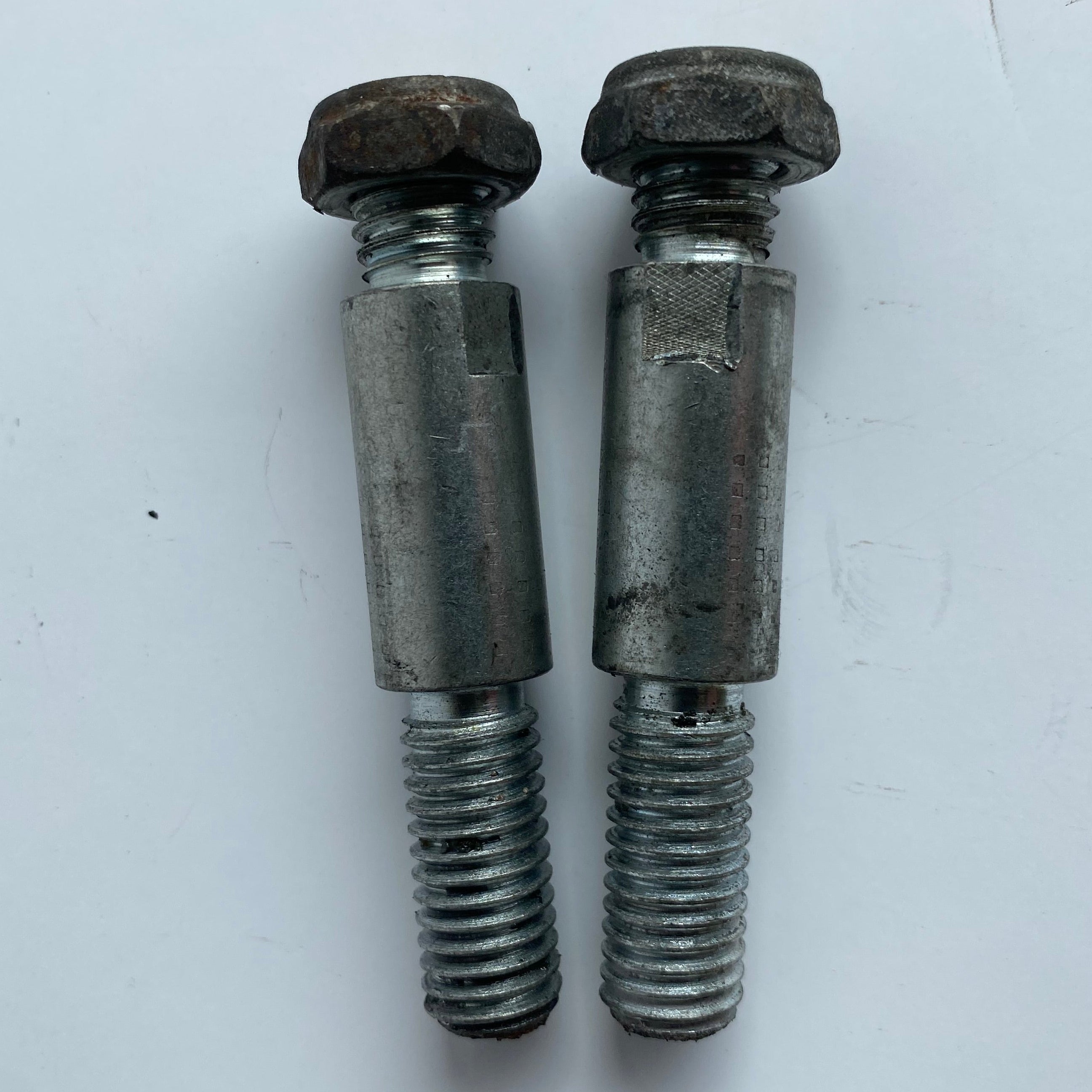 Jeu de 2 goujons risers Touring Harley Davidson REF OEM 56137-84A