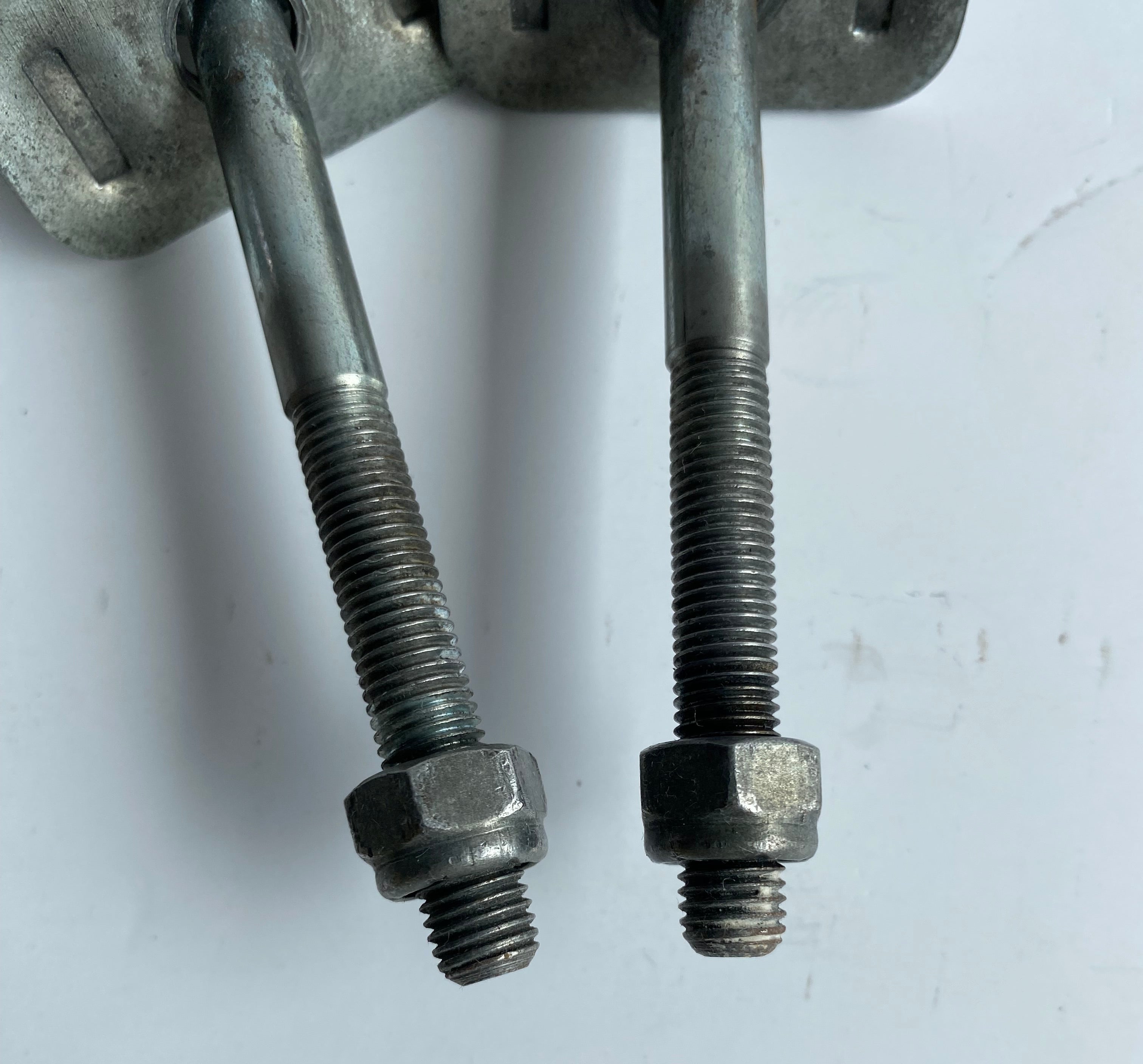 Jeu de 2 ajusteurs de roue arrière Harley Davidson REF OEM 41573-84