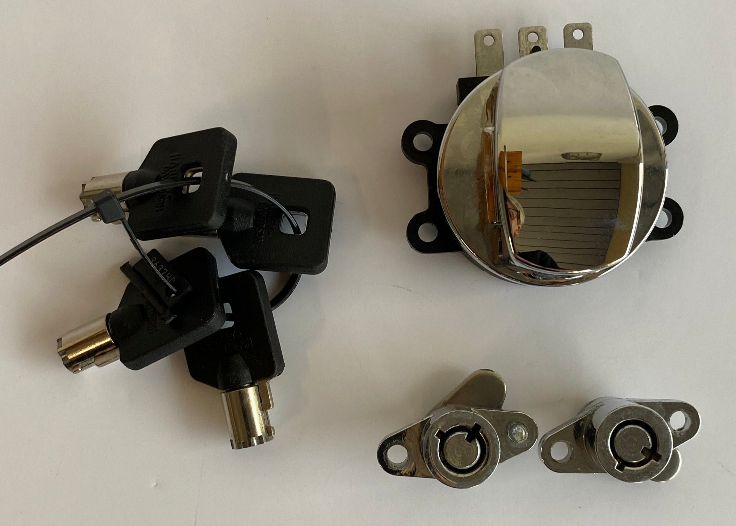 Contacteur à clé avec serrures sacoches + 4 clés Harley Davidson REF OEM 71313-96A