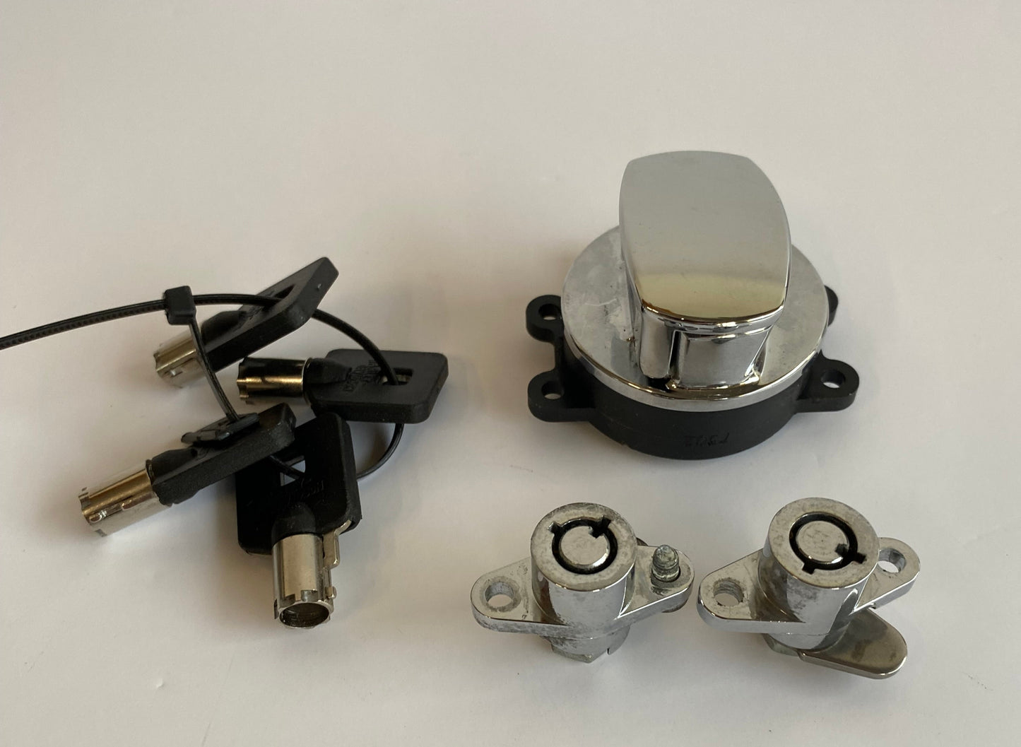 Contacteur à clé avec serrures sacoches + 4 clés Harley Davidson REF OEM 71313-96A