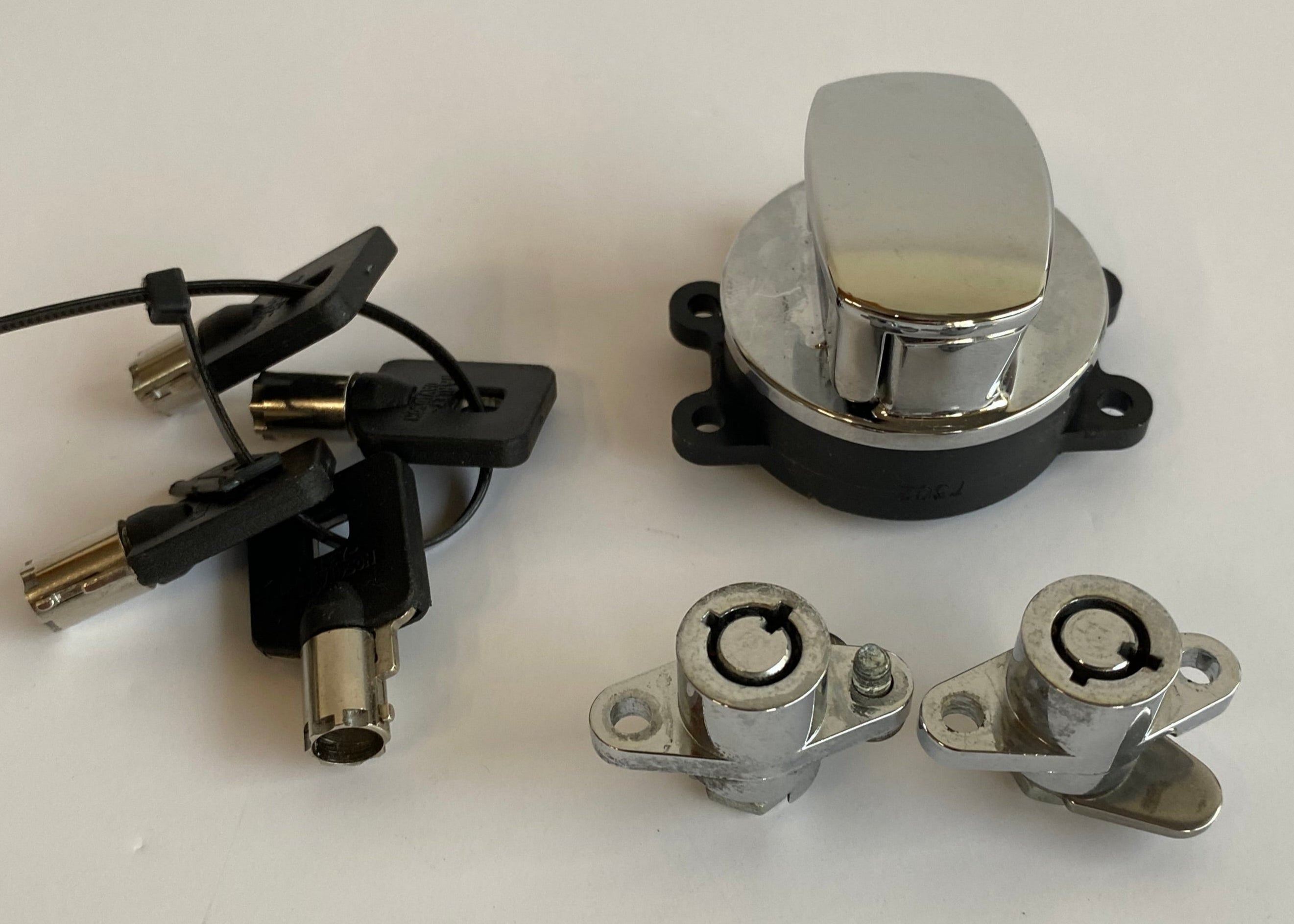 Contacteur à clé avec serrures sacoches + 4 clés Harley Davidson REF OEM 71313-96A