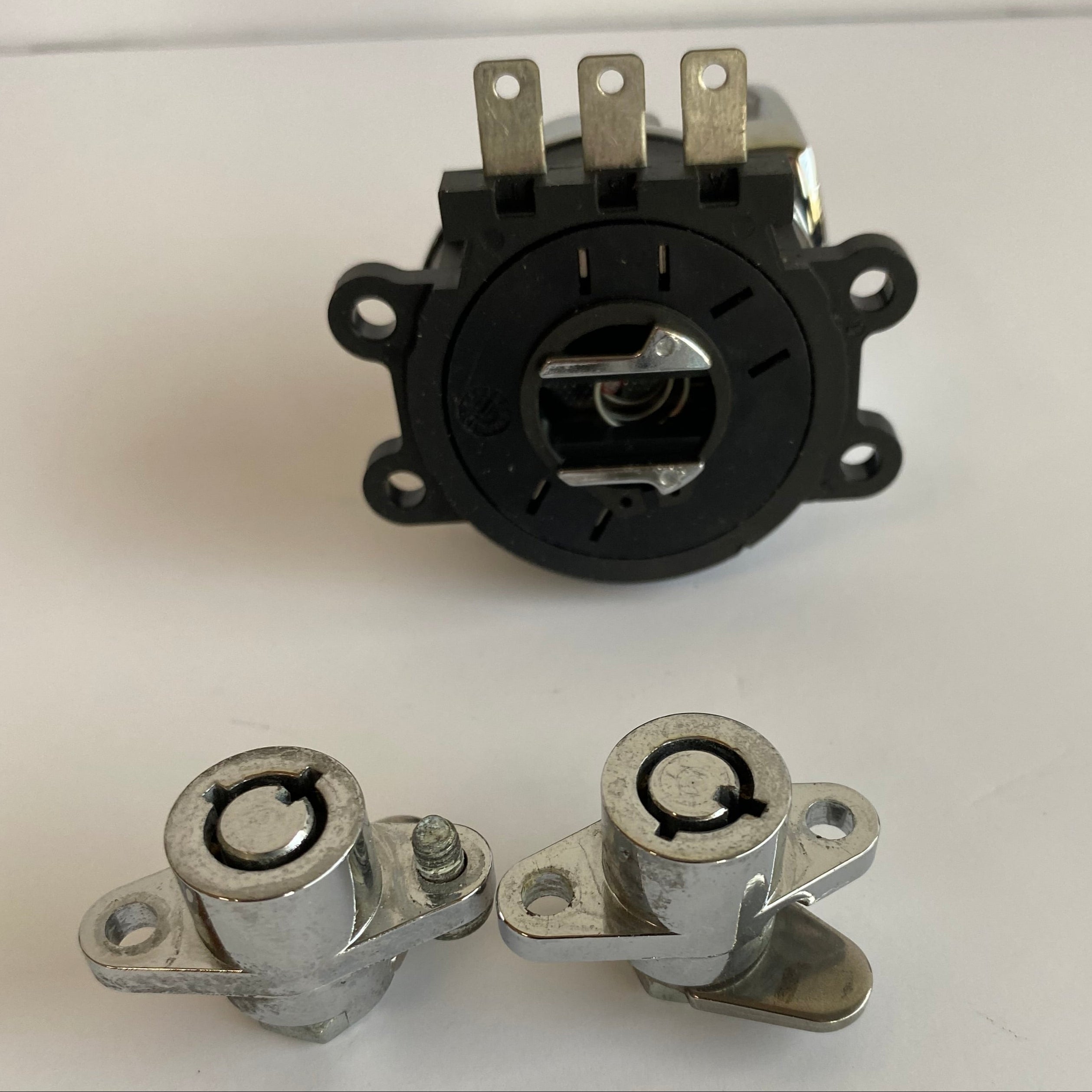 Contacteur à clé avec serrures sacoches + 4 clés Harley Davidson REF OEM 71313-96A