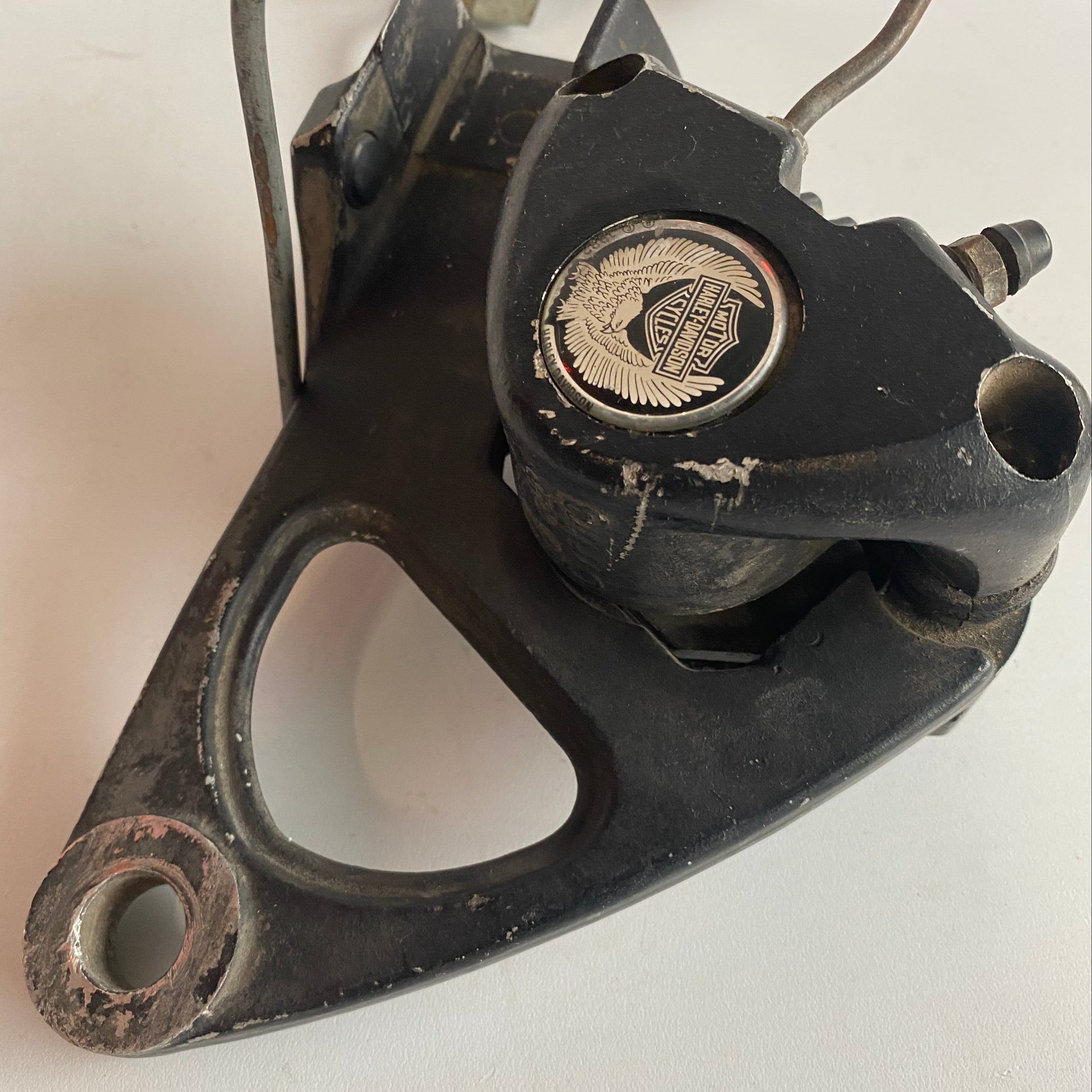 Etrier de frein arrière + support Sportster Harley Davidson REF OEM 40929-82 & 44052-82A