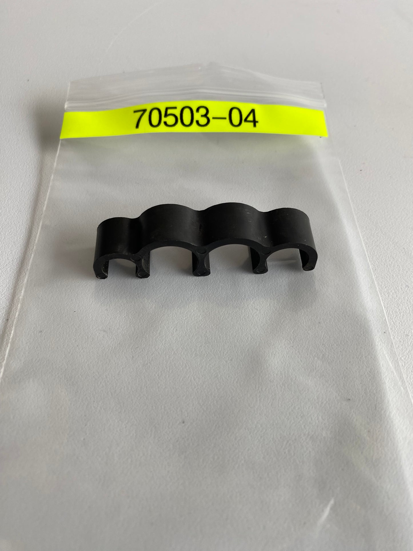 Clip attache durite d'huile Sportster Harley Davidson REF OEM 70503-04