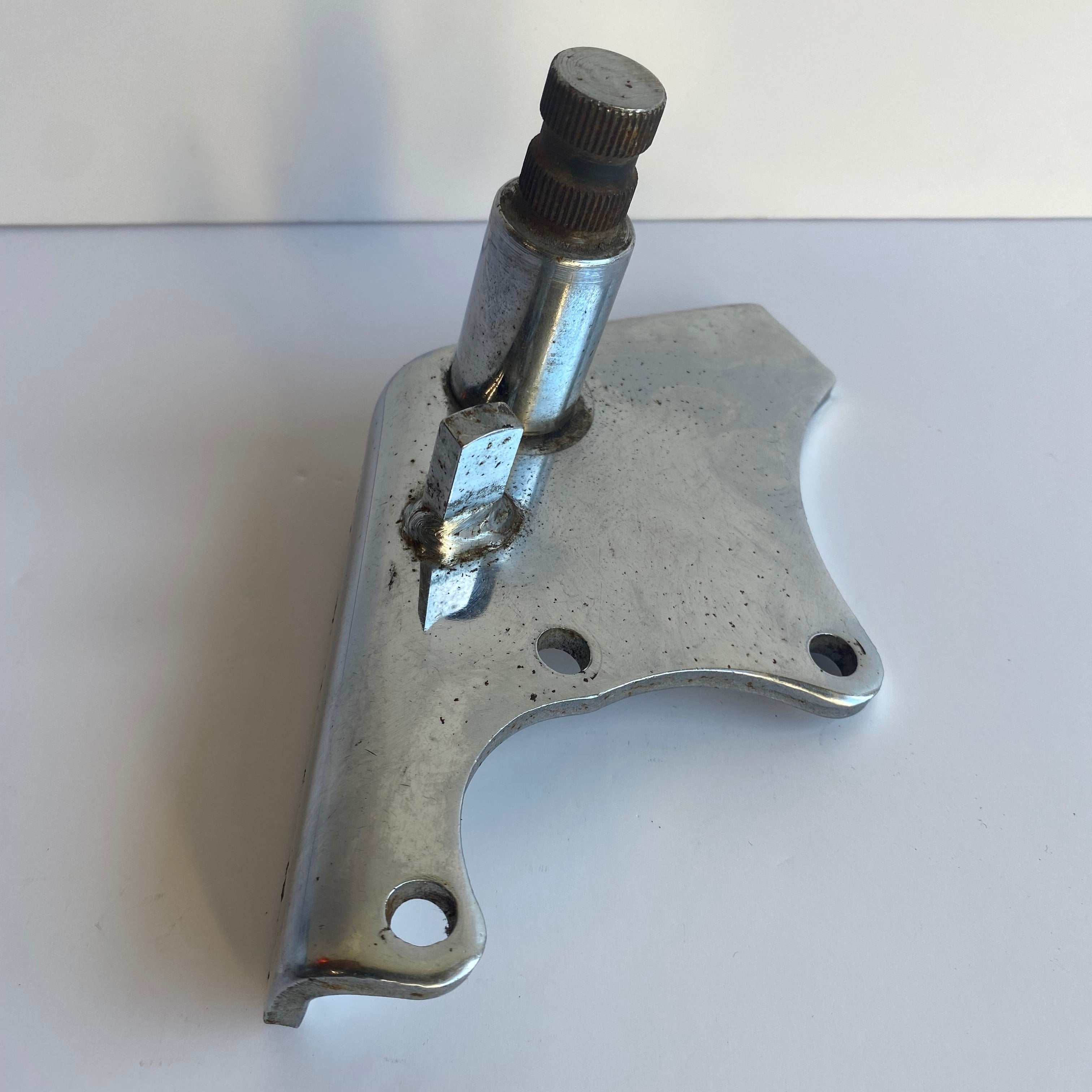 Support cale pied droit pilote Shovelhead FXE Harley Davidson REF 42389-79