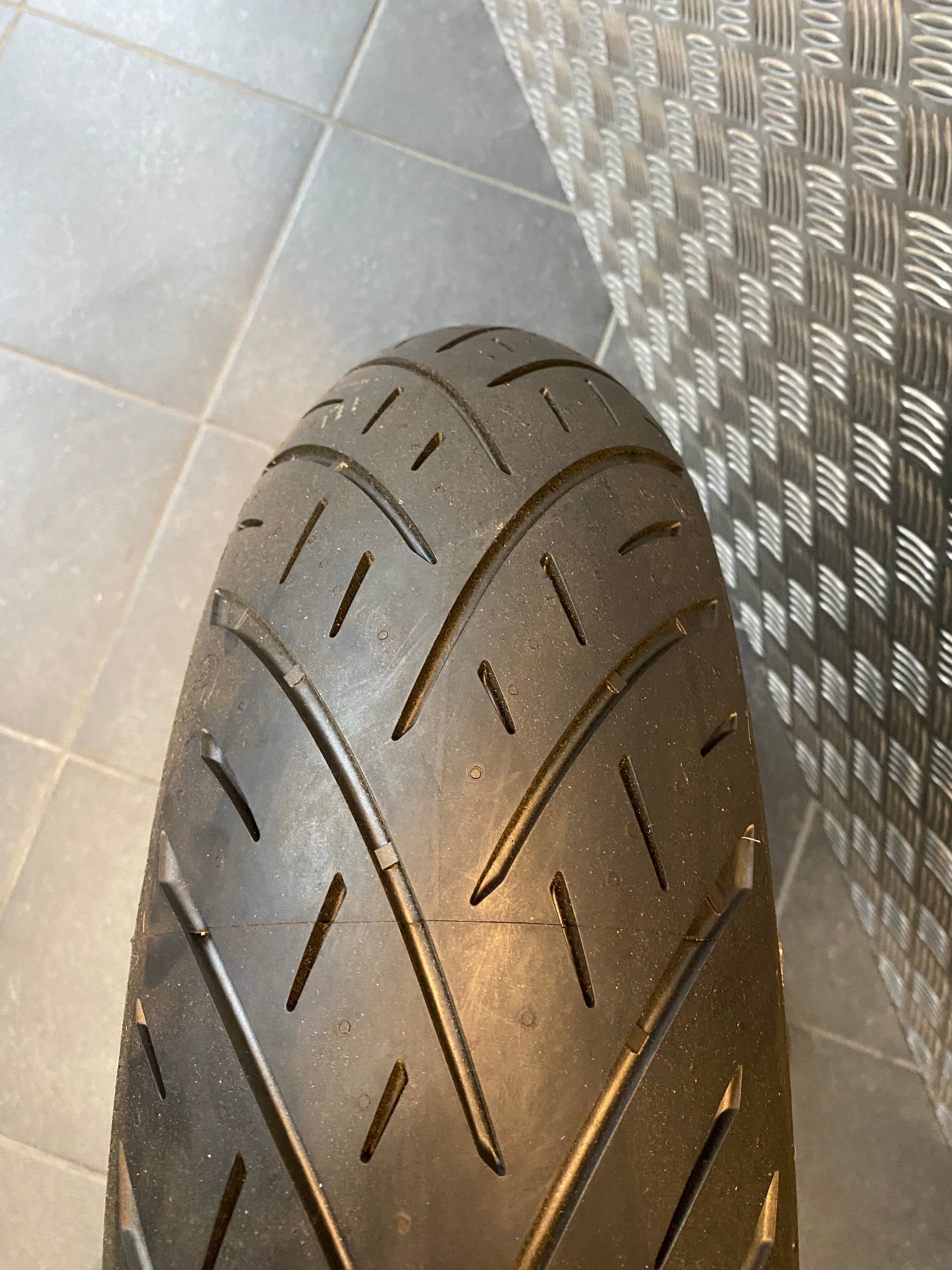 Pneu avant 160/60R18 70V Metzeler Cruisetec Softail Fat Boy Harley Davidson