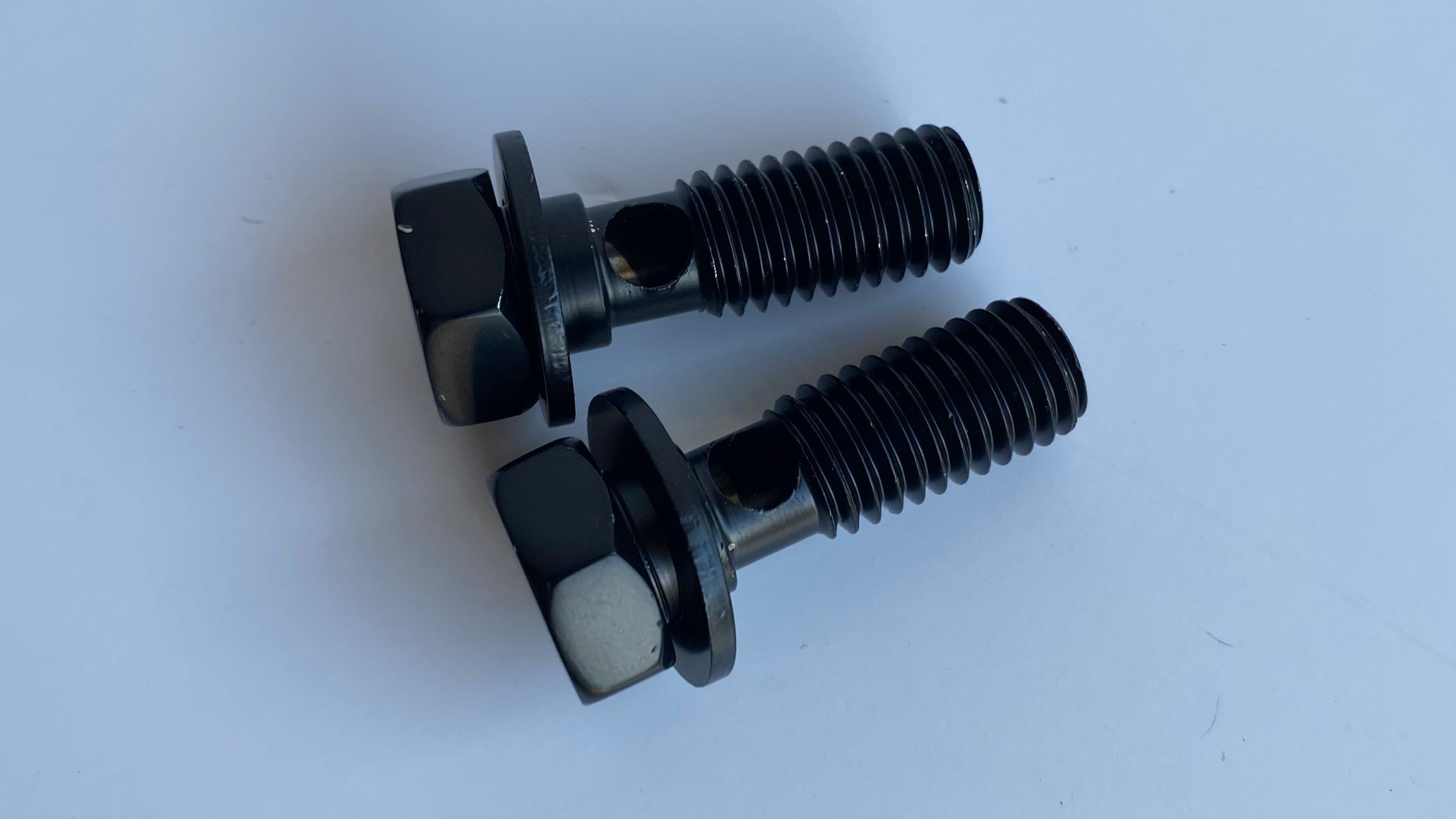 Jeu de 2 vis reniflards d'huile culasses noir hexagonale 1/2-13 x 1-1/2" Harley Davidson