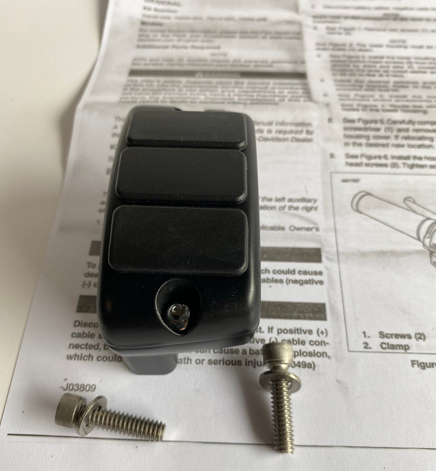 Boitier boutons auxiliaires noir coté gauche Harley Davidson REF 70248-02B