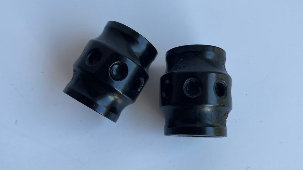 Jeu de 2 entretoises noires reniflards filtre à air culasses Harley Davidson