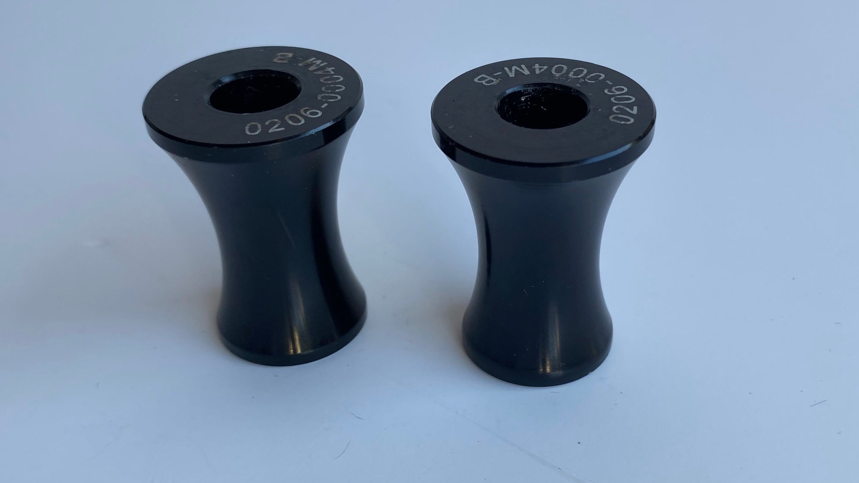 Jeu de 2 entretoises noires reniflards filtre à air culasses Harley Davidson
