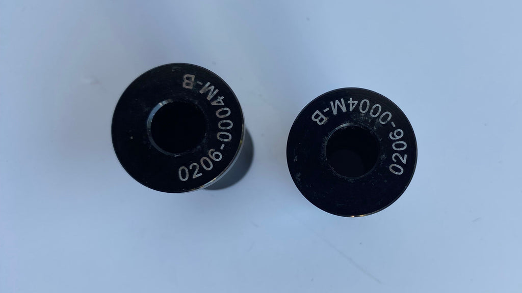 Jeu de 2 entretoises noires reniflards filtre à air culasses Harley Davidson