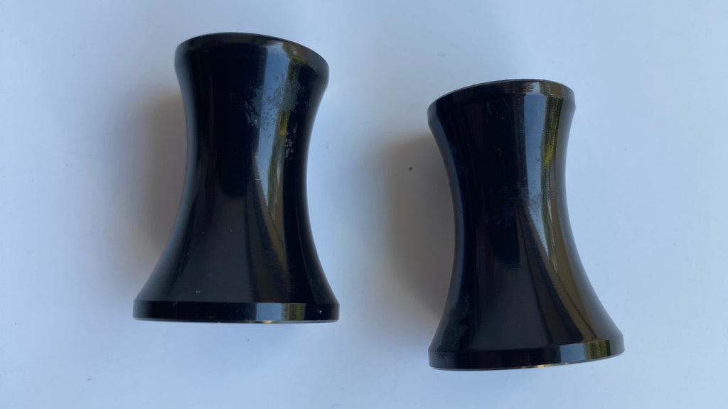 Jeu de 2 entretoises noires reniflards filtre à air culasses Harley Davidson