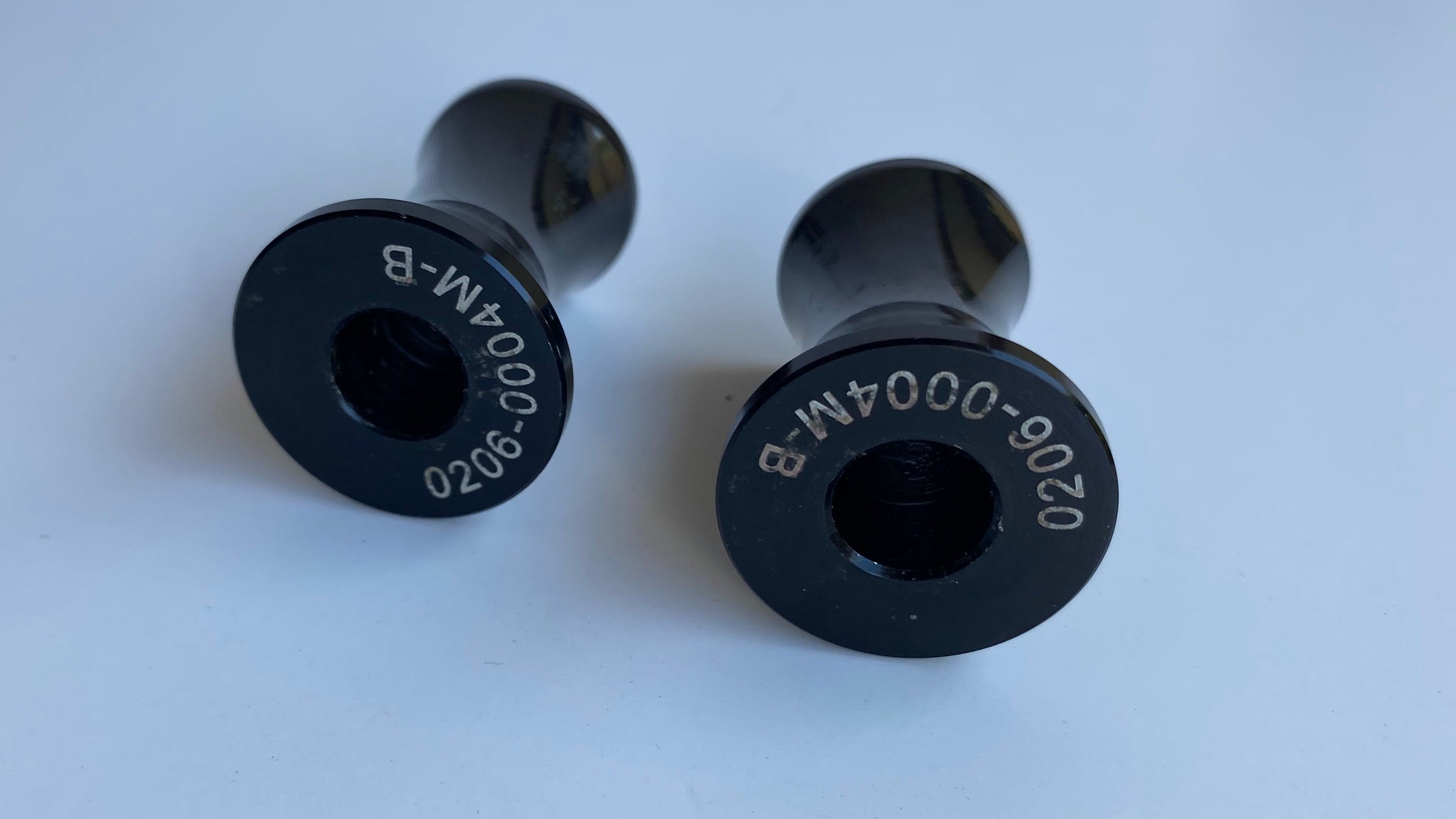 Jeu de 2 entretoises noires reniflards filtre à air culasses Harley Davidson