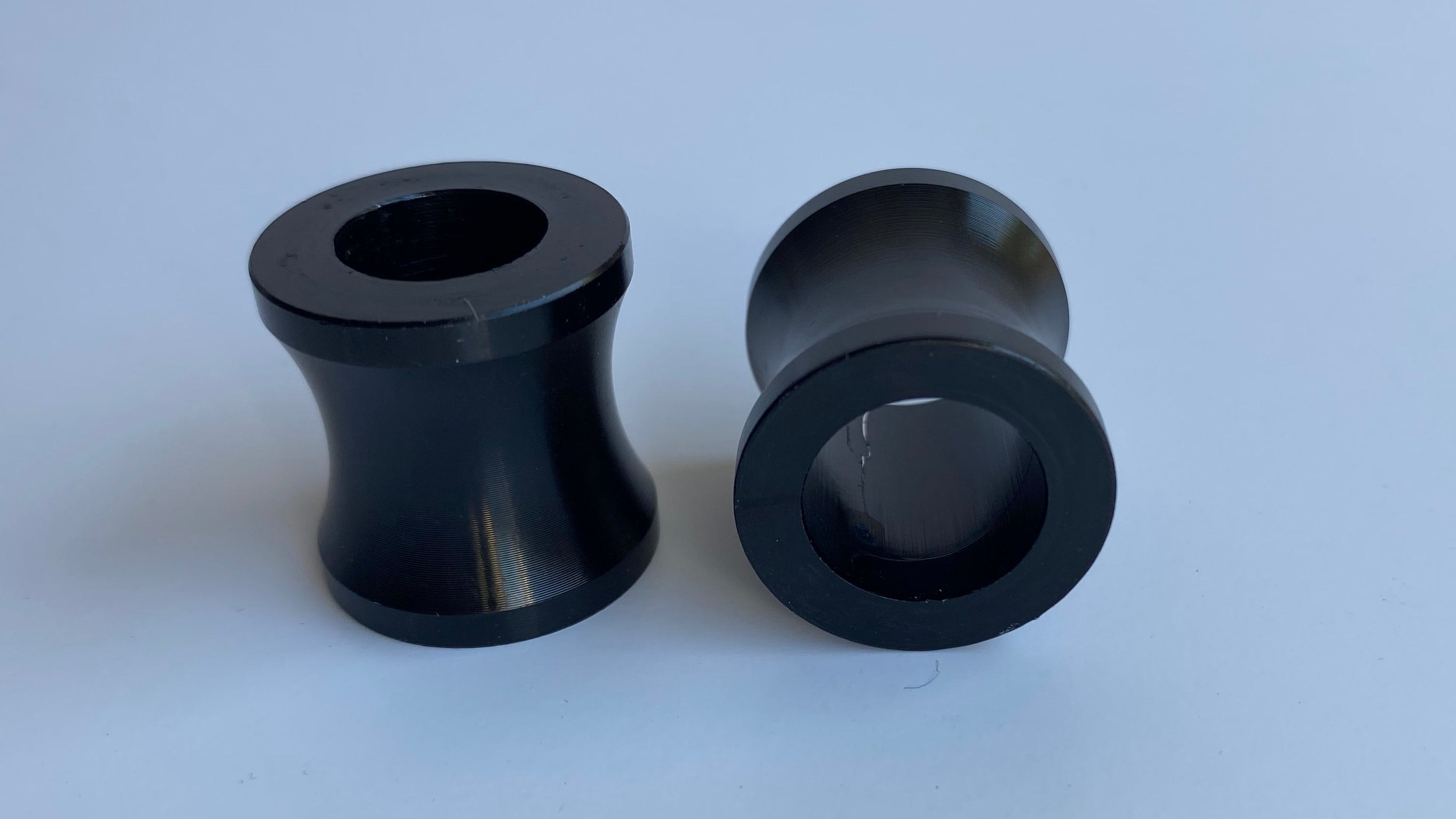 Jeu de 2 entretoises noires reniflards culasse filtre à air Harley Davidson