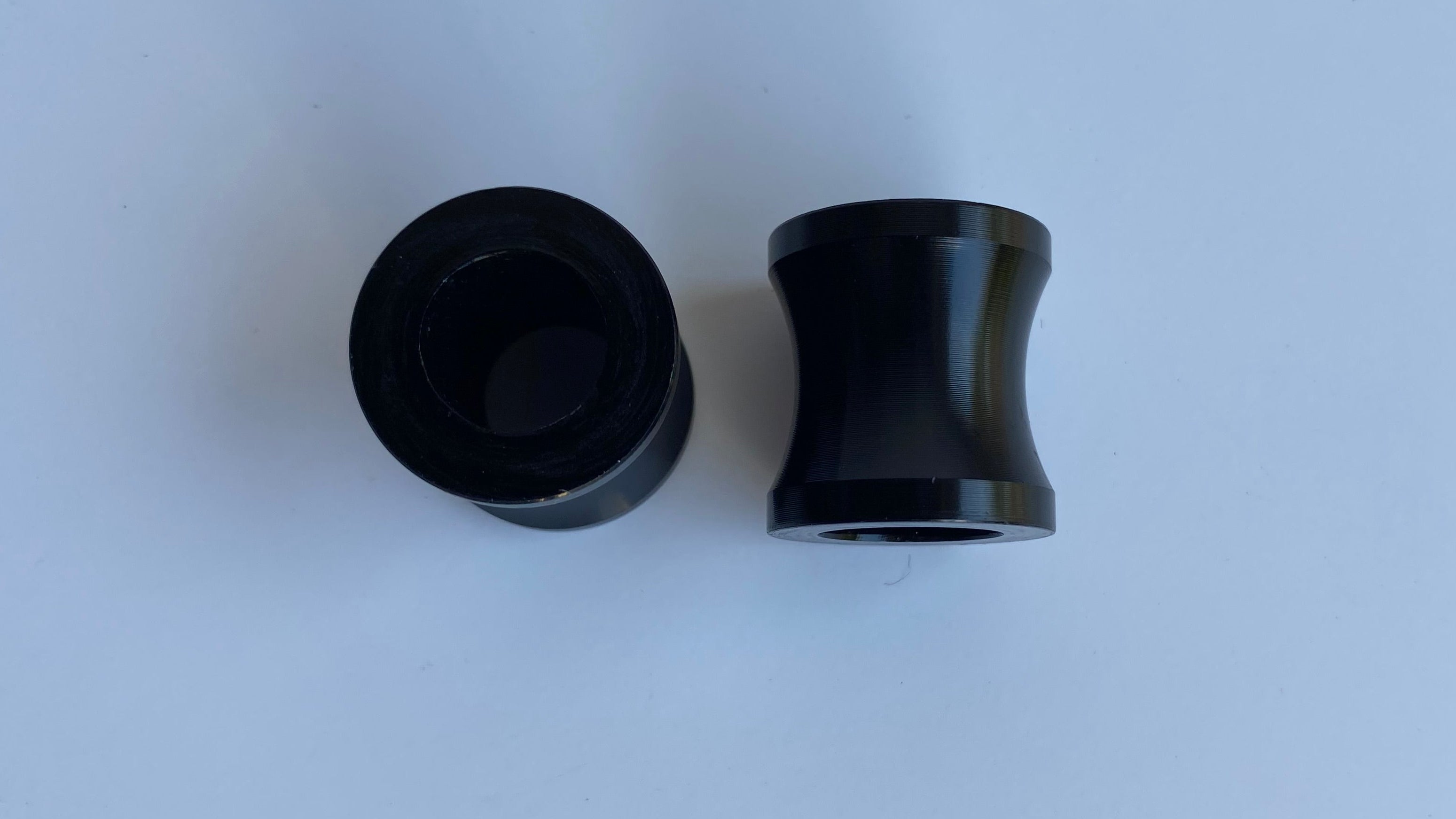 Jeu de 2 entretoises noires reniflards culasse filtre à air Harley Davidson