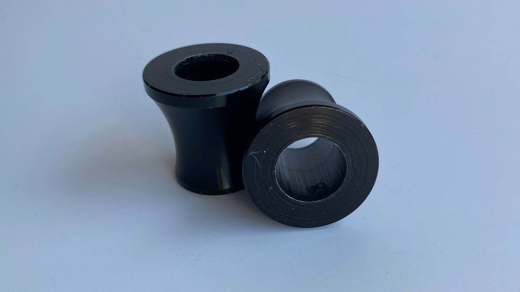 Jeu de 2 entretoises noires reniflard culasse filtre à air Harley Davidson