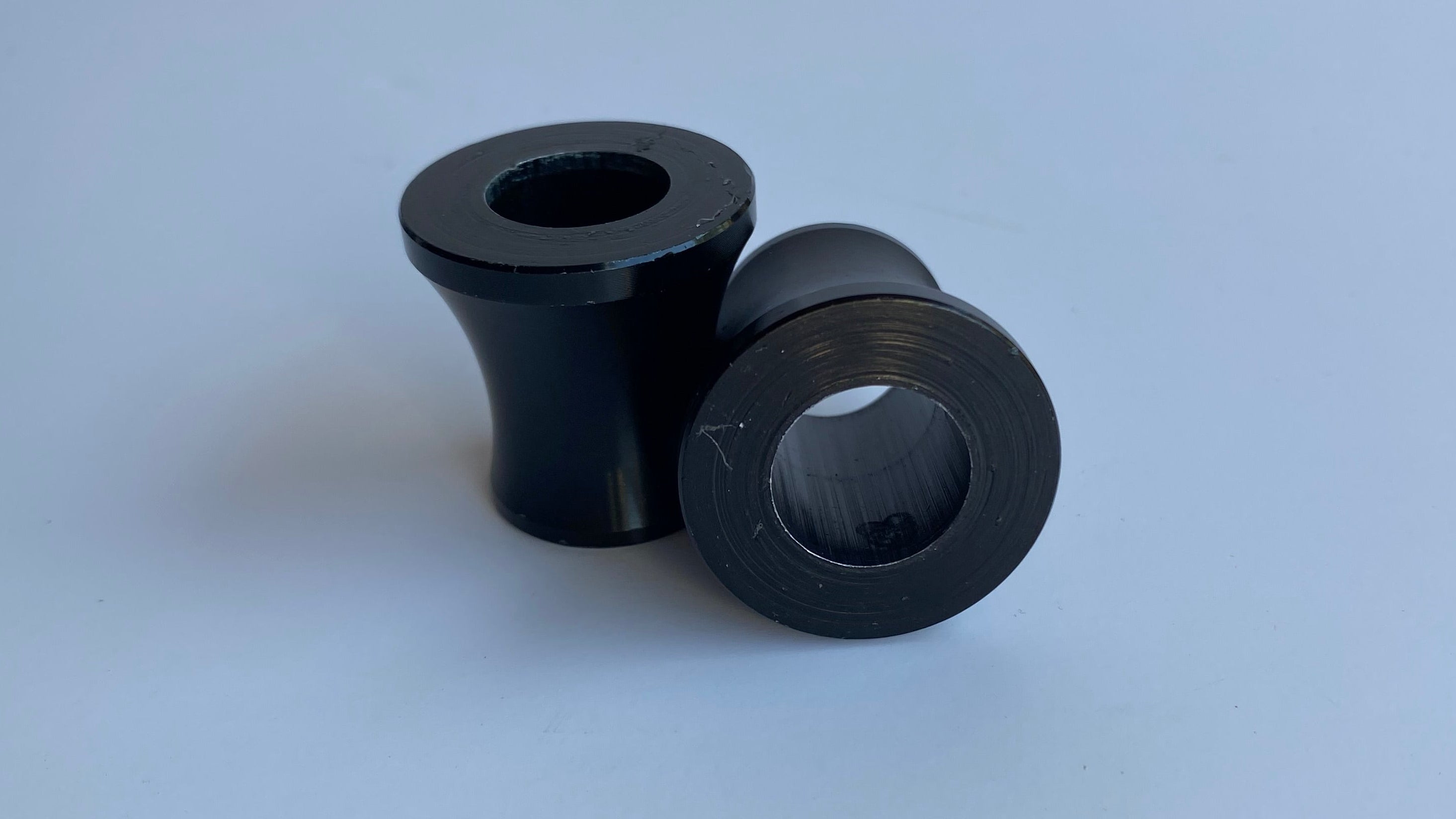 Jeu de 2 entretoises noires reniflard culasse filtre à air Harley Davidson