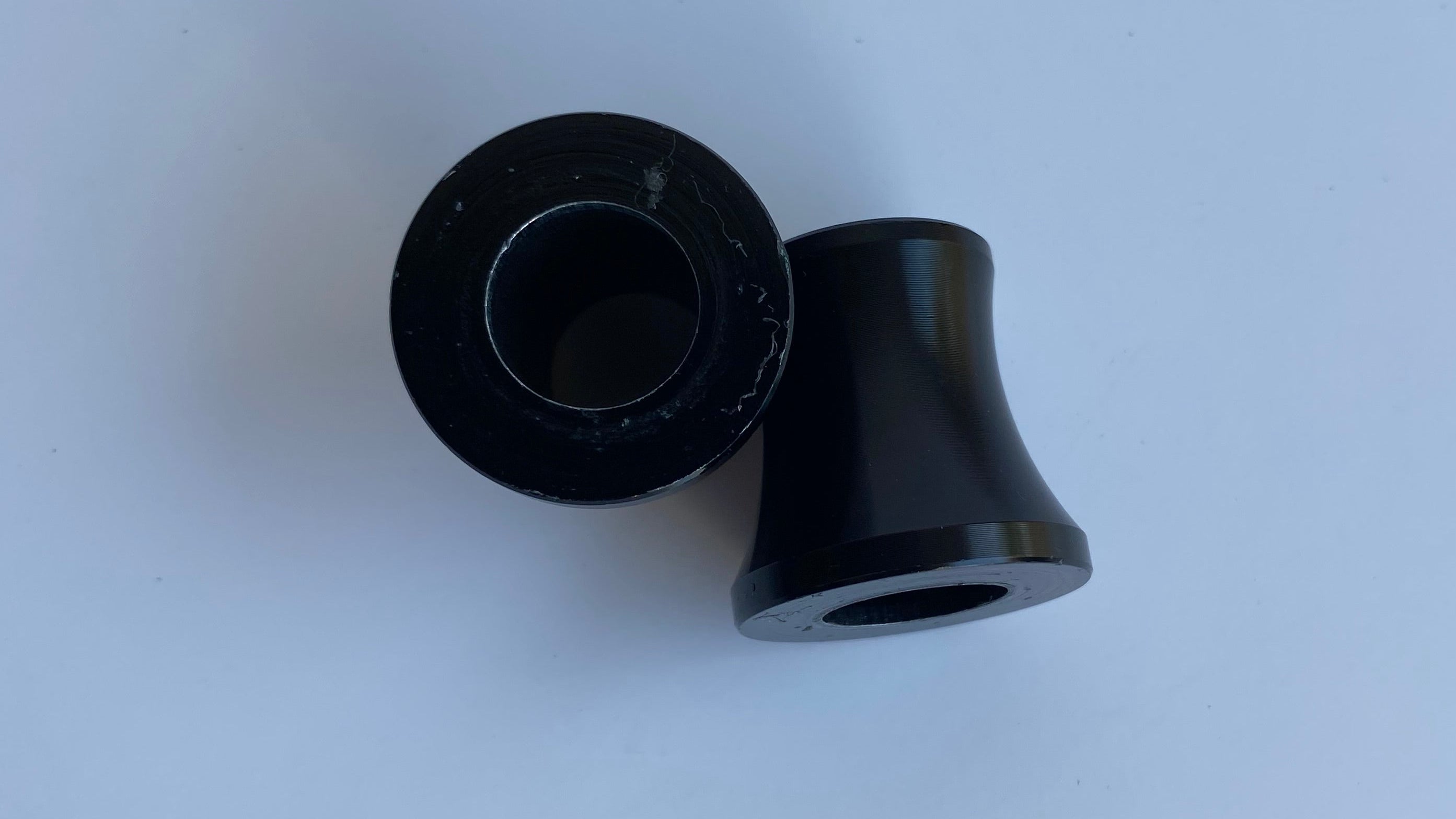 Jeu de 2 entretoises noires reniflard culasse filtre à air Harley Davidson