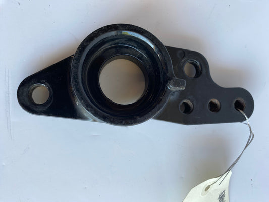 Support de silent bloc moteur arrière gauche Harley Davidson REF OEM 50588-03