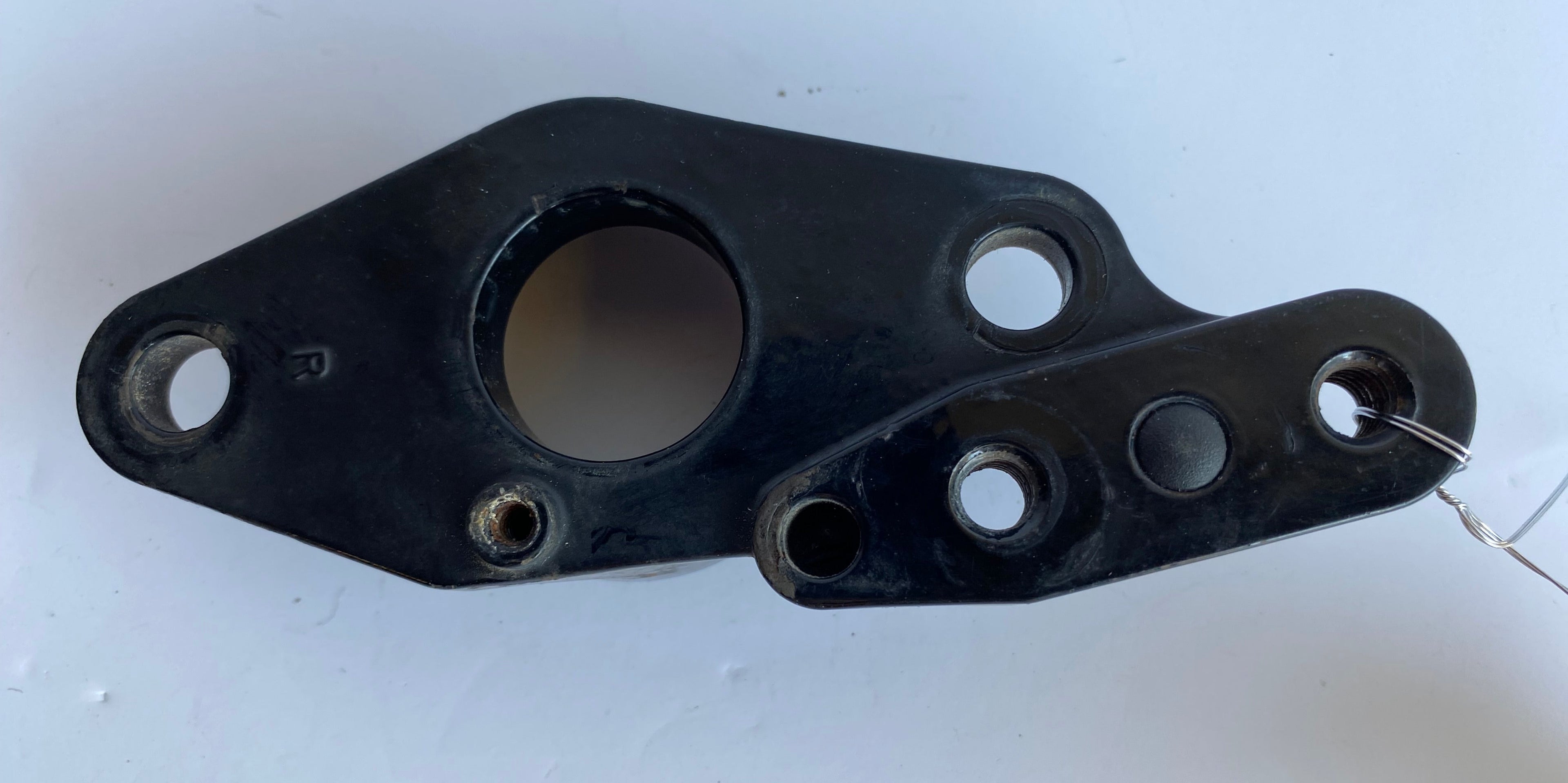 Support de silent bloc moteur arrière droit Harley Davidson REF OEM 50589-03